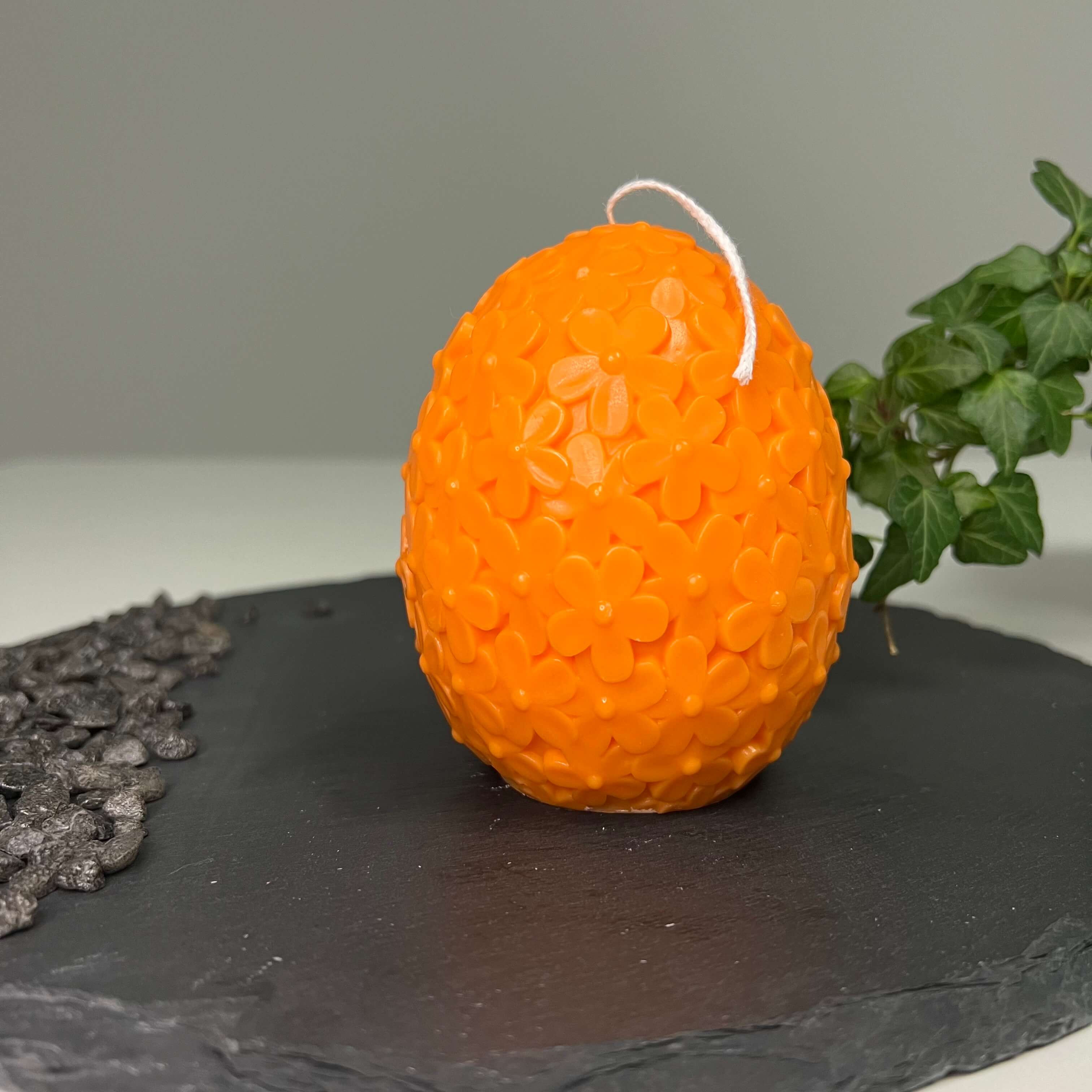 Die Floral Easter Egg Brilliance Kerze. Sie ist die perfekte Osterkerze mit einem Osterei Design. Handgemacht aus nachhaltigem und hochwertigem Sojawachs. In orange.