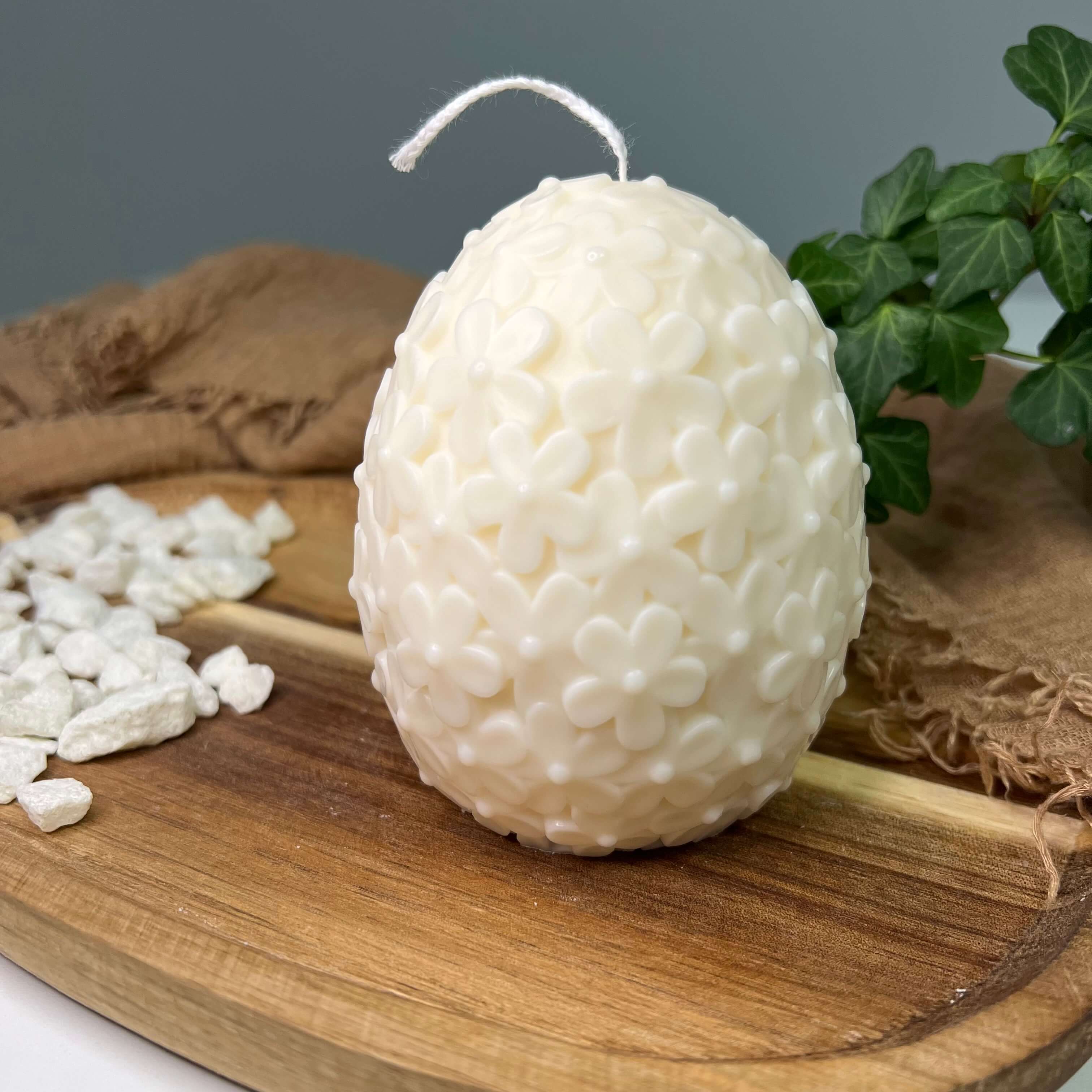 Die Floral Easter Egg Brilliance Kerze. Sie ist die perfekte Osterkerze mit einem Osterei Design. Handgemacht aus nachhaltigem und hochwertigem Sojawachs.