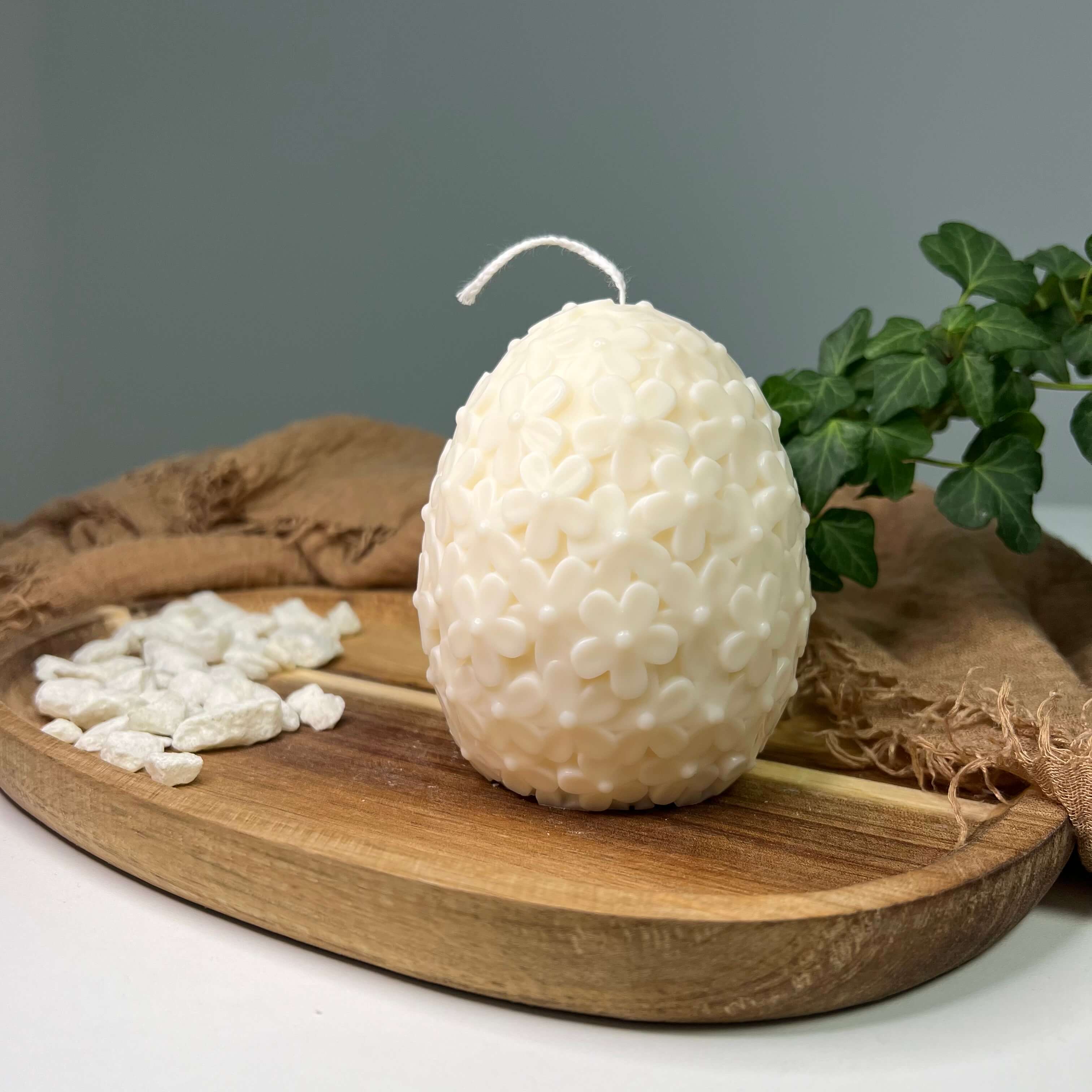 Hier sieht man unsere Floral Easter Egg Brilliance Kerze. Diese Osterkerze ist die perfekte Dekoration. Sie ist elegant und ästhetisch, zudem einzigartig und stilvoll.