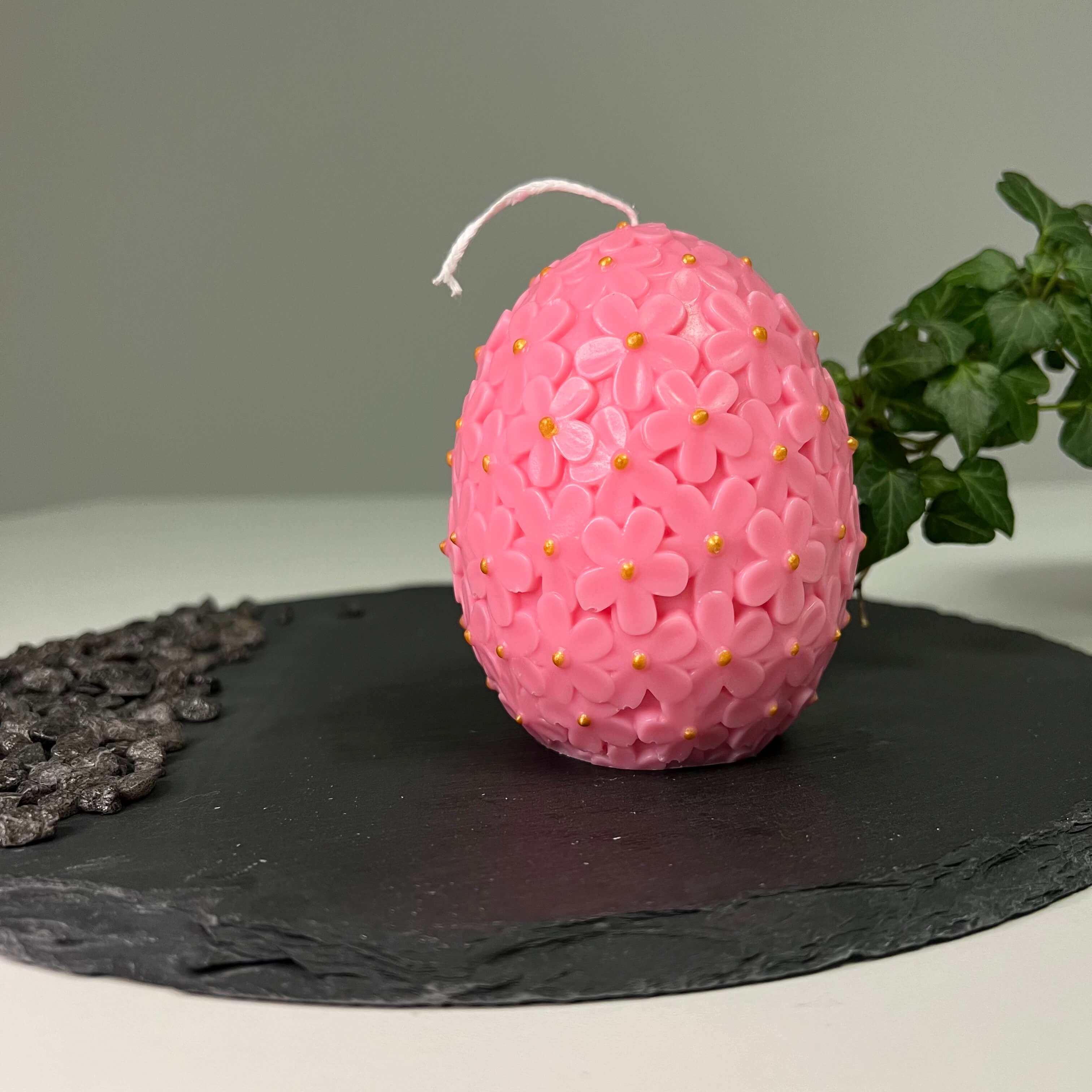 Auf diesem Bild sieht man unsere Floral Easter Egg Brilliance Kerze. Sie ist handgemacht aus Sojawachs. Sie ist nachhaltig, vegan und umweltfreundlich. In pink.