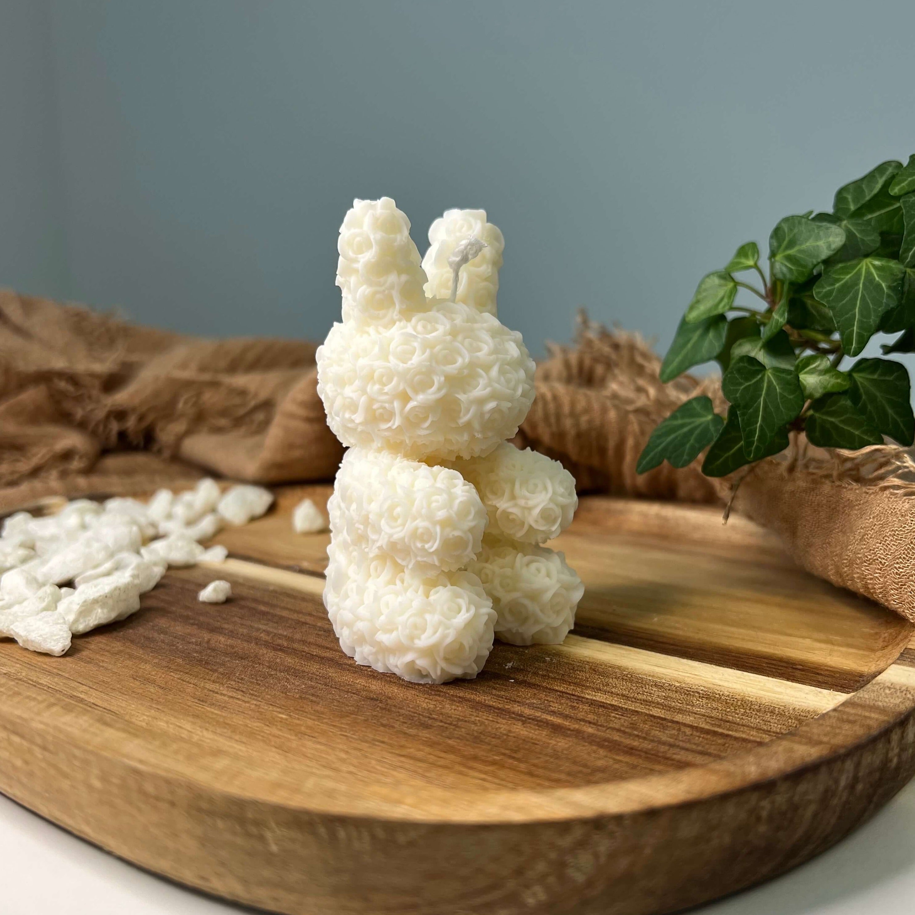 Zusehen ist die nachhaltige und vegane Bio-Sojawachskerze floral bunny elegance. Sie ist in verschiedenen Düften erhältlich und perfekt zur Entspannung. 