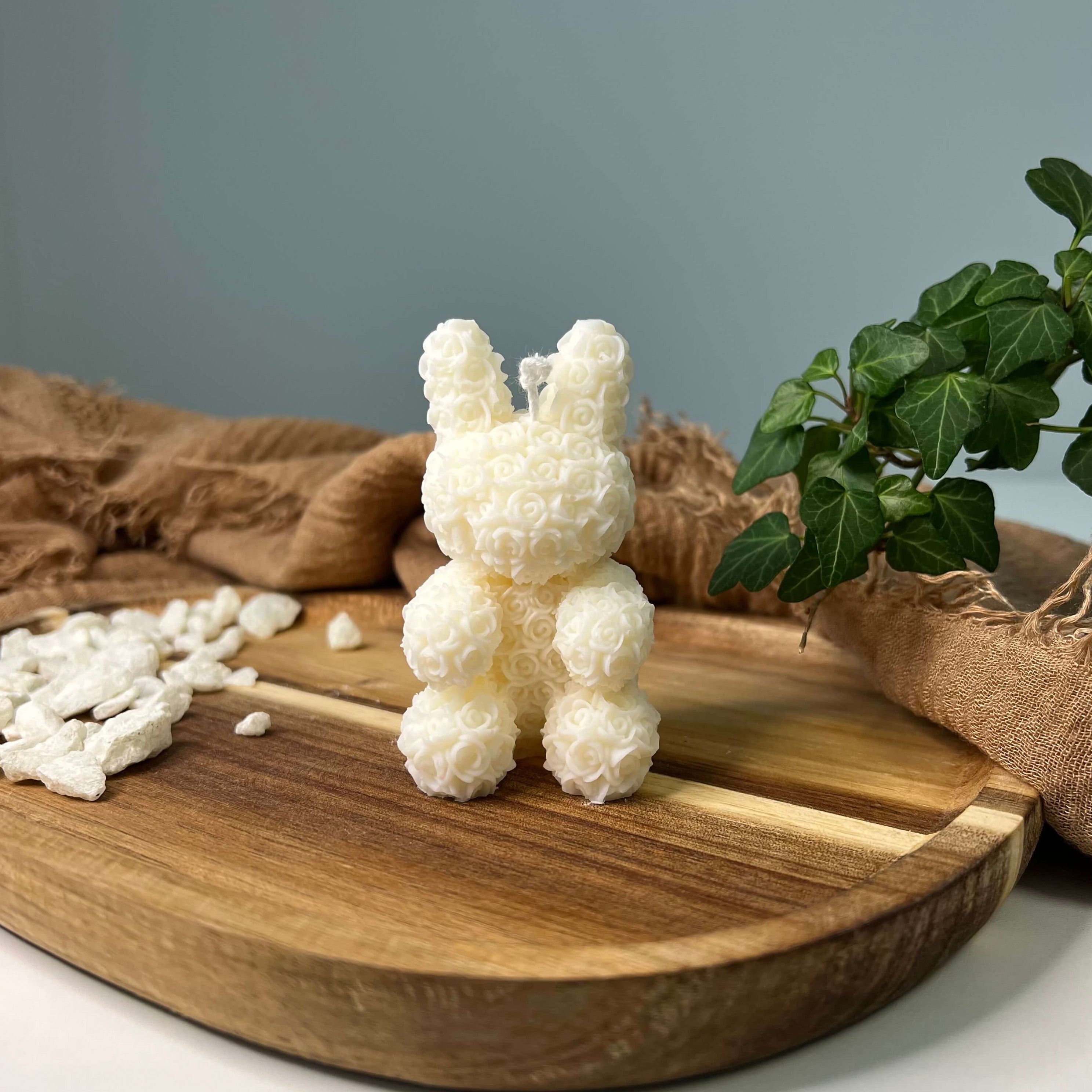 Auf diesem Bild sieht man die floral bunny elegance Kerze. Mann kann sie als Geburtstagsgeschenk oder als Weihnachts- und Ostergeschenk benutzen. Sie ist eine einzigartige Designerkerze.
