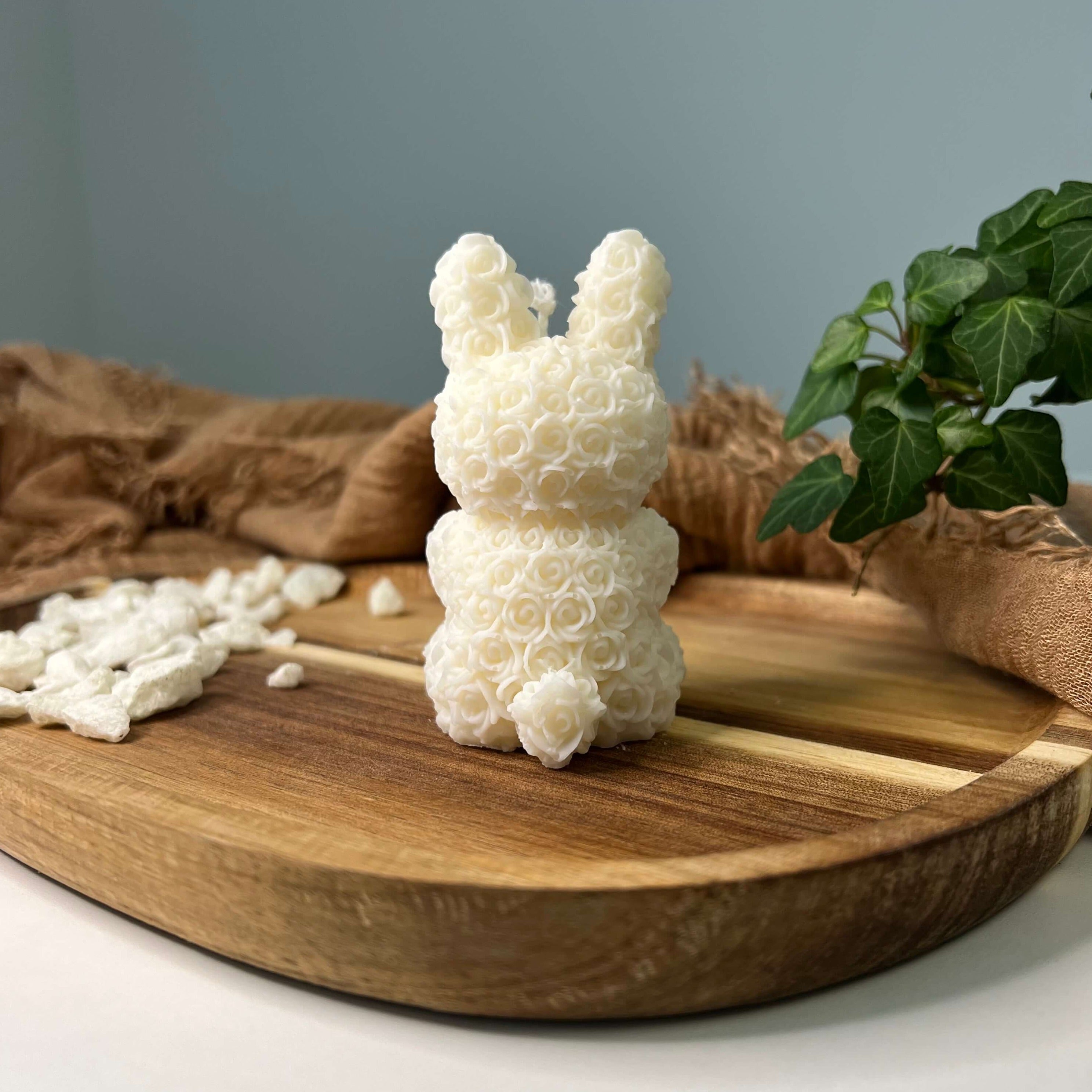 Zusehen ist unsere Sojawachs Duftkerze floral bunny elegance. Sie ist vegan und nachhaltig. Das aussehen ist elegant, einzigartig und ästhetisch. Die perfekte Dekoration für jedes Zuhause.