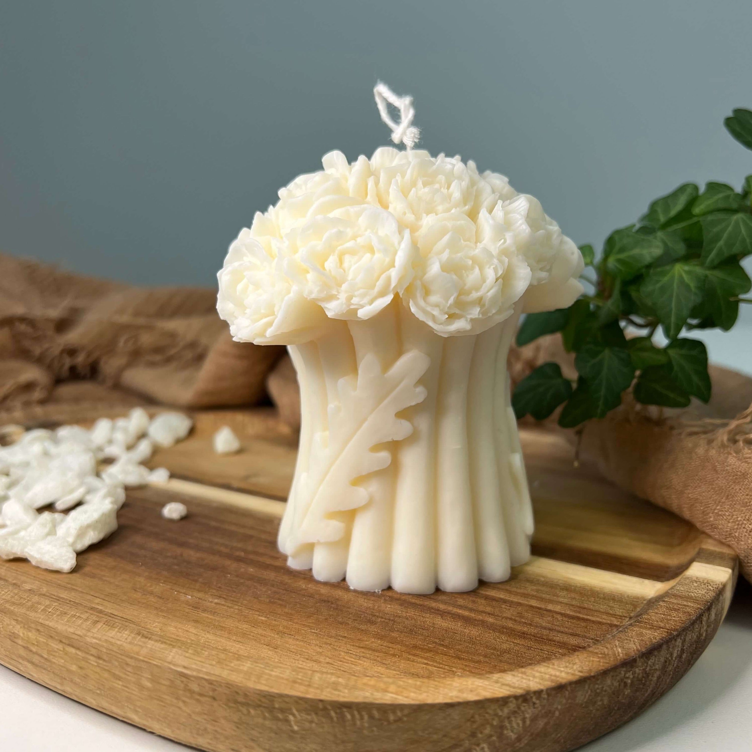 Auf diesem Bild sieht man die flower cascade glow Kerze. Sie ist aus Bio-Sojawachs und mit verschiedenen Düften erhältlich. Die Düfte entspannen und riechen sehr lecker.