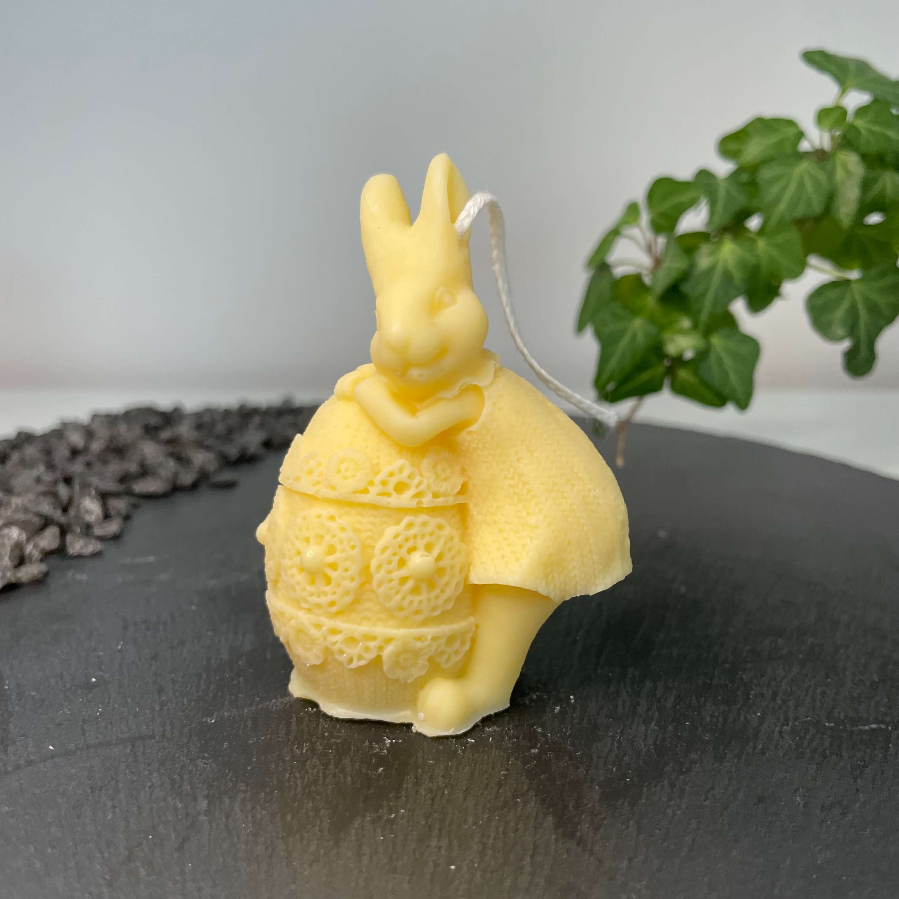 Auf diesem Bild sieht man unsere Fluffy Bunny Nest Egg Kerze. Sie ist nachhaltig, vegan und Umweltfreundlich. Zudem ist sie handgemacht aus Bio Sojawachs. In gelb.