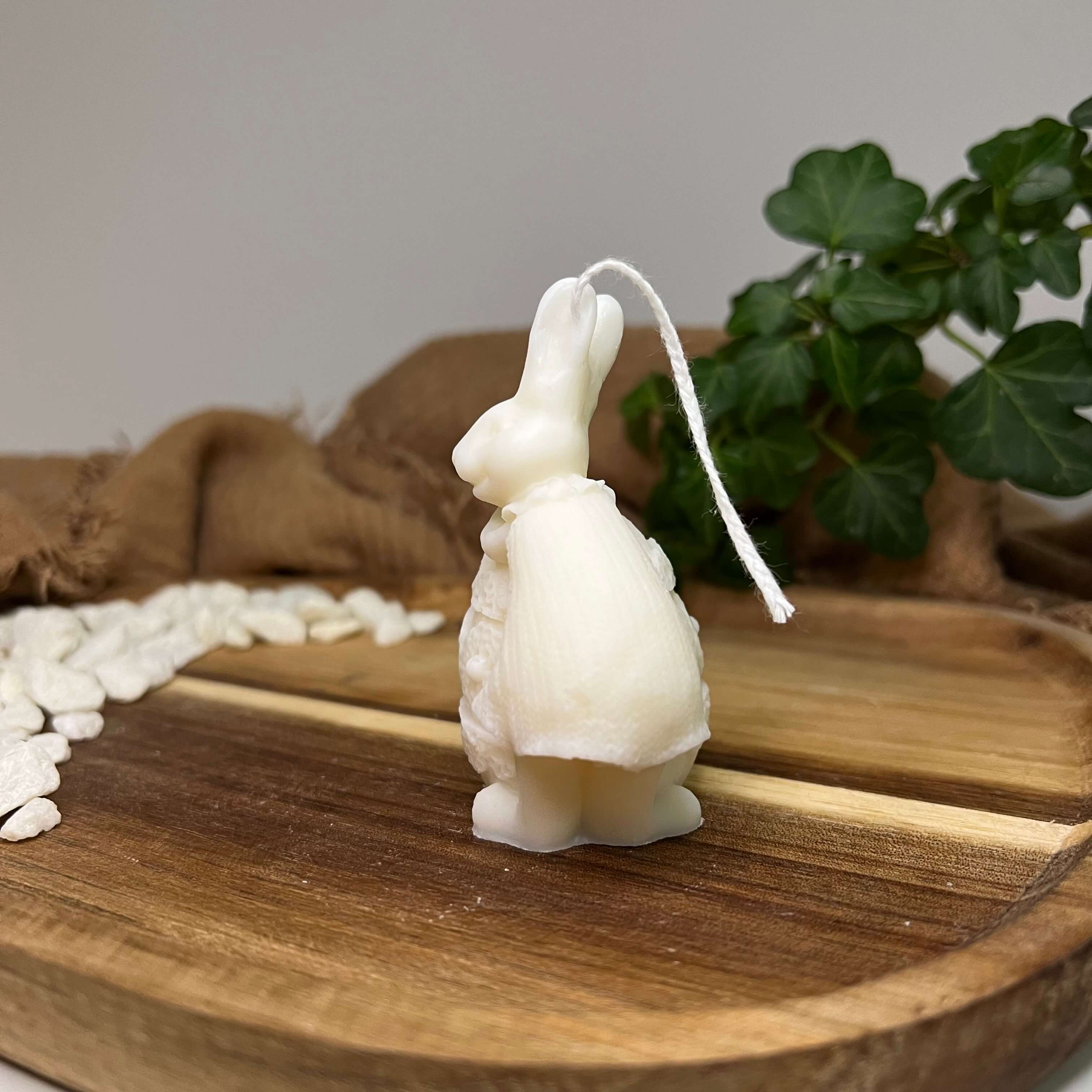 Unsere Fluffy Bunny Nest Egg Kerze. Ihr Hasen und Osterei Design machen sie zur perfekten Osterkerze. Sie ist handgefertigt aus hochwertigem Sojawachs. In weiß.