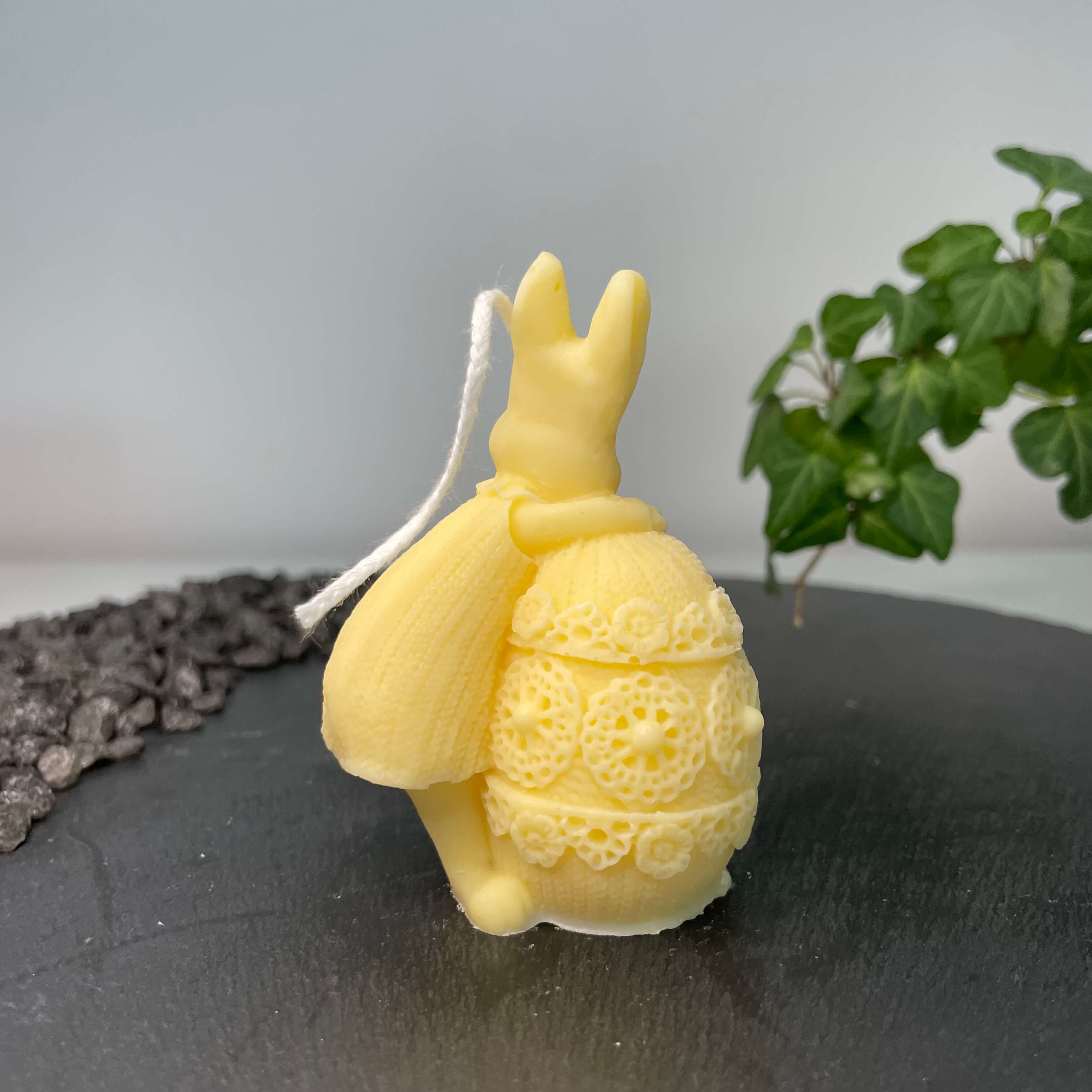 Hier sieht man unsere Fluffy Bunny Nest Egg Duftkerze. Sie ist in verschiedenen Düften erhältlich. Die Düfte haben einen angenehmen und beruhigenden Geruch. Perfekt für gemütliche und entspannte Abende. In gelb.