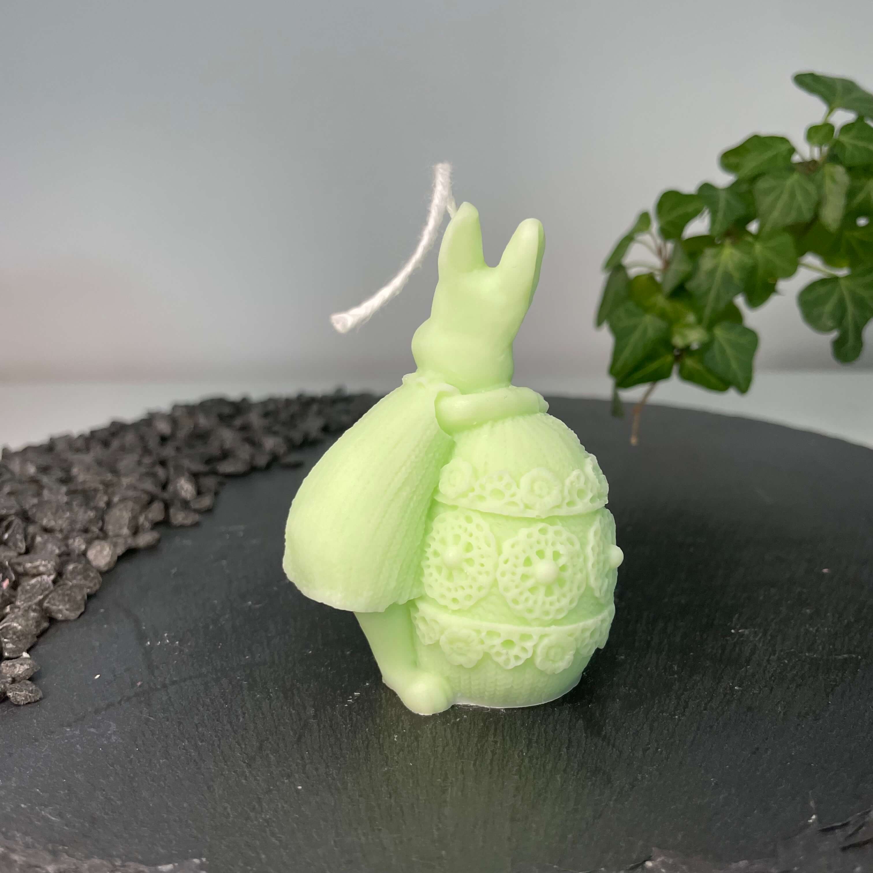 Hier sieht man unsere Fluffy Bunny Nest Egg Duftkerze. Sie ist in verschiedenen Düften erhältlich. Die Düfte haben einen angenehmen und beruhigenden Geruch. Perfekt für gemütliche und entspannte Abende. In hellgrün.