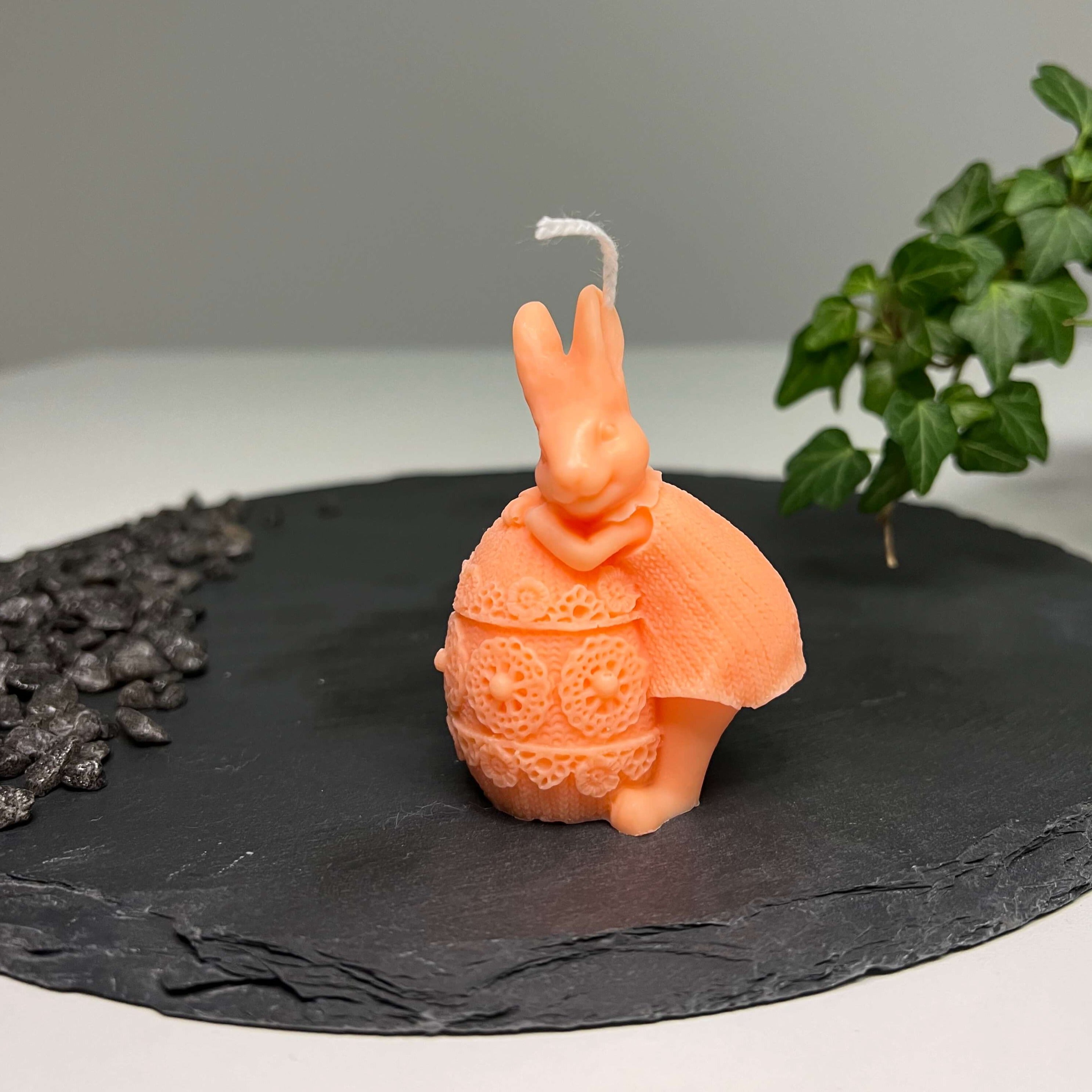 Auf diesem Bild sieht man unsere Fluffy Bunny Nest Egg Kerze. Sie ist nachhaltig, vegan und Umweltfreundlich. Zudem ist sie handgemacht aus Bio Sojawachs. In orange.