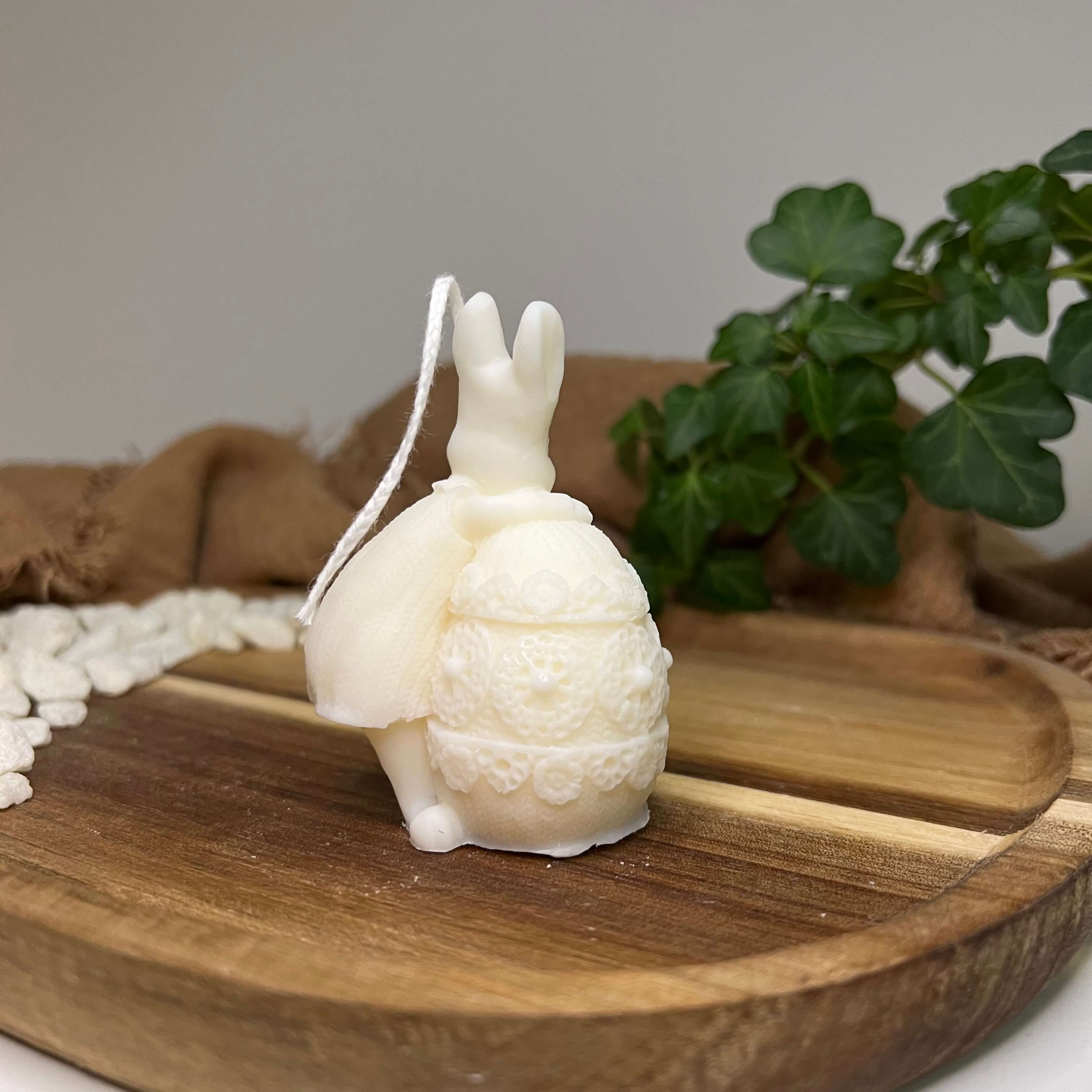 Die Fluffy Bunny Nest Egg Osterkerze ist das perfekte Ostergeschenk. Sie ist einzigartig und ein Unikat. Handgemacht aus Sojawachs. In weiß.