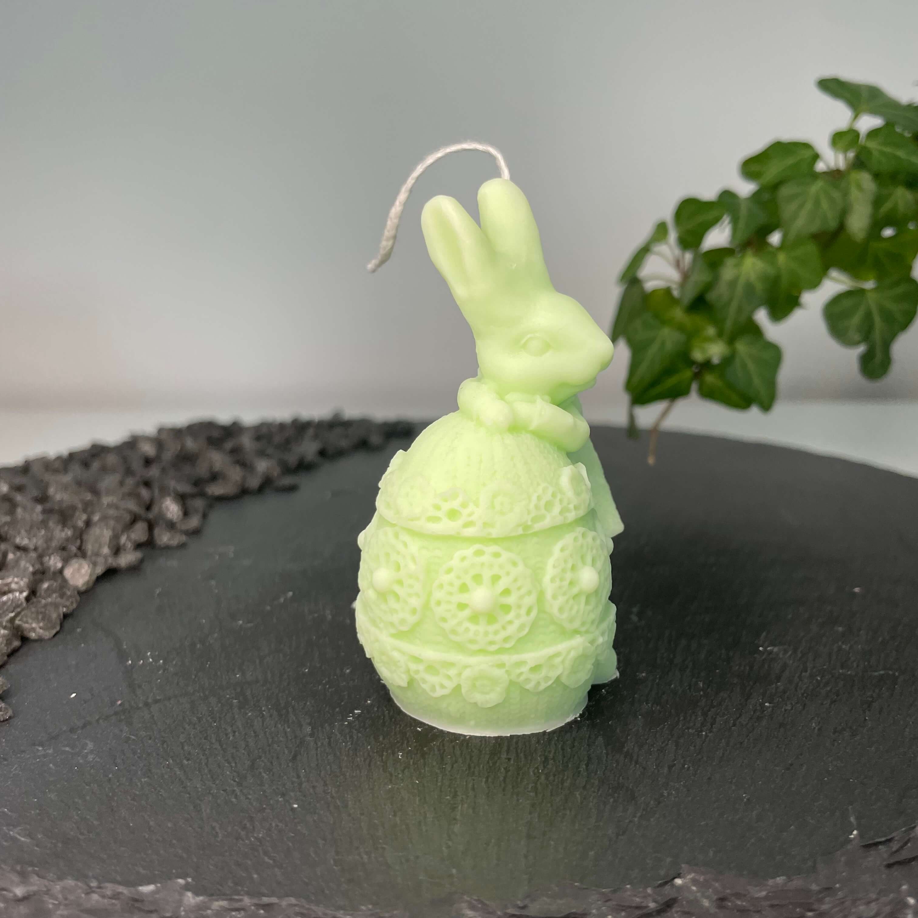 Hier sieht man unsere Fluffy Bunny Nest Egg Kerze. Mit ihrem Osterhasen und Osterei Design ist sie perfekt als Dekoration geeignet. Sie sieht elegant und ästhetisch aus. In hellgrün.