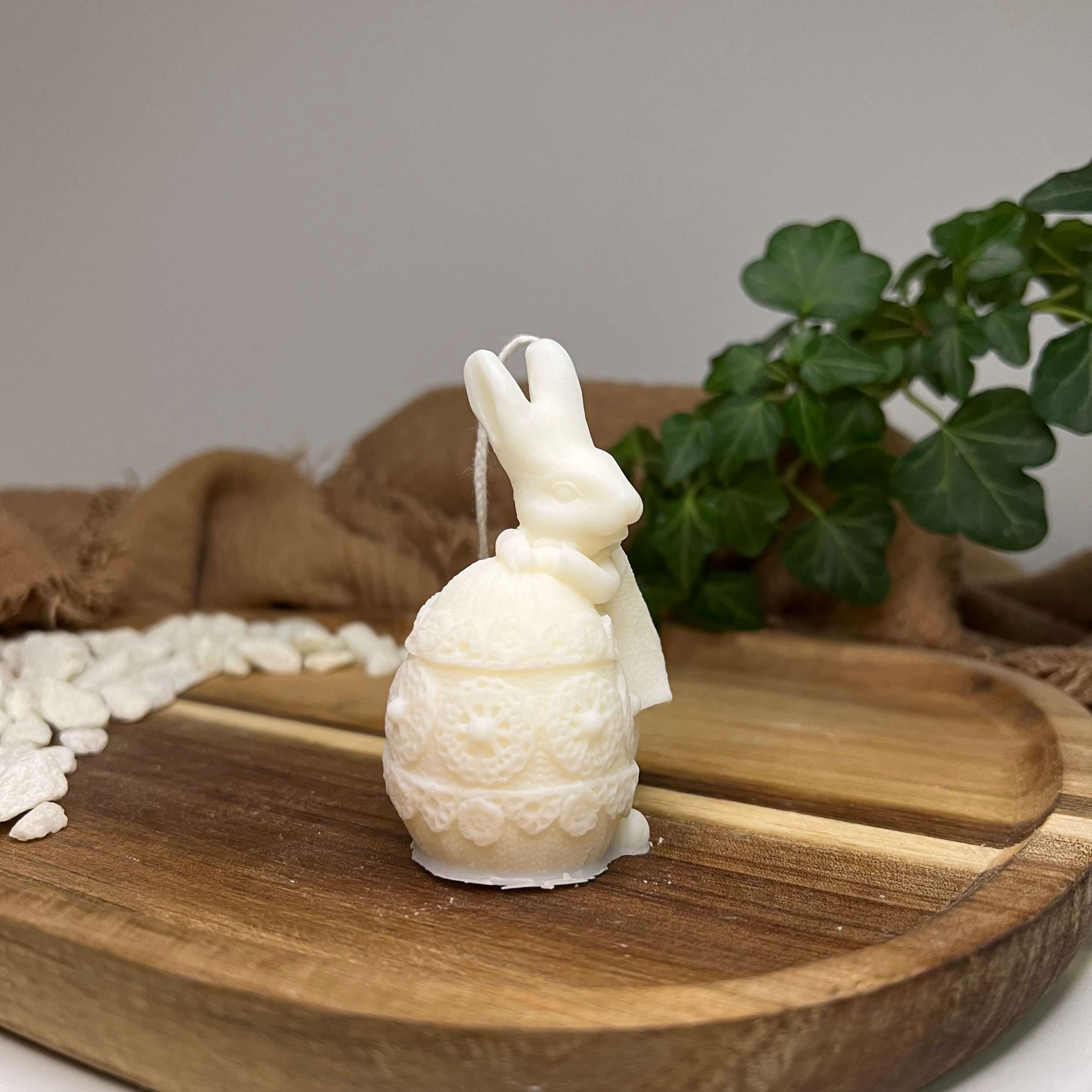 Hier sieht man unsere Fluffy Bunny Nest Egg Duftkerze. Sie ist in verschiedenen Düften erhältlich. Die Düfte haben einen angenehmen und beruhigenden Geruch. Perfekt für gemütliche und entspannte Abende. In weiß.