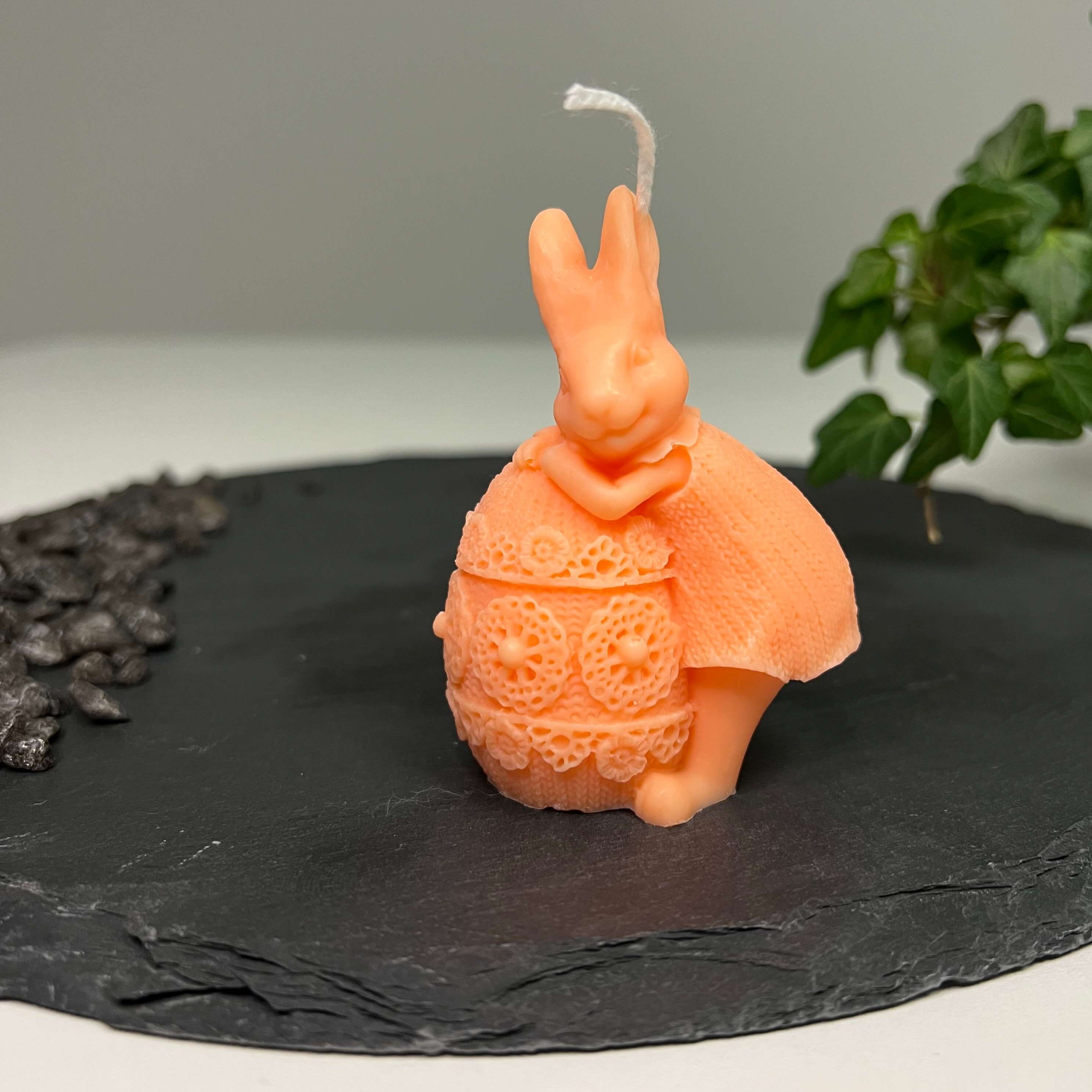 Hier sieht man unsere Fluffy Bunny Nest Egg Duftkerze. Sie ist in verschiedenen Düften erhältlich. Die Düfte haben einen angenehmen und beruhigenden Geruch. Perfekt für gemütliche und entspannte Abende. In orange.