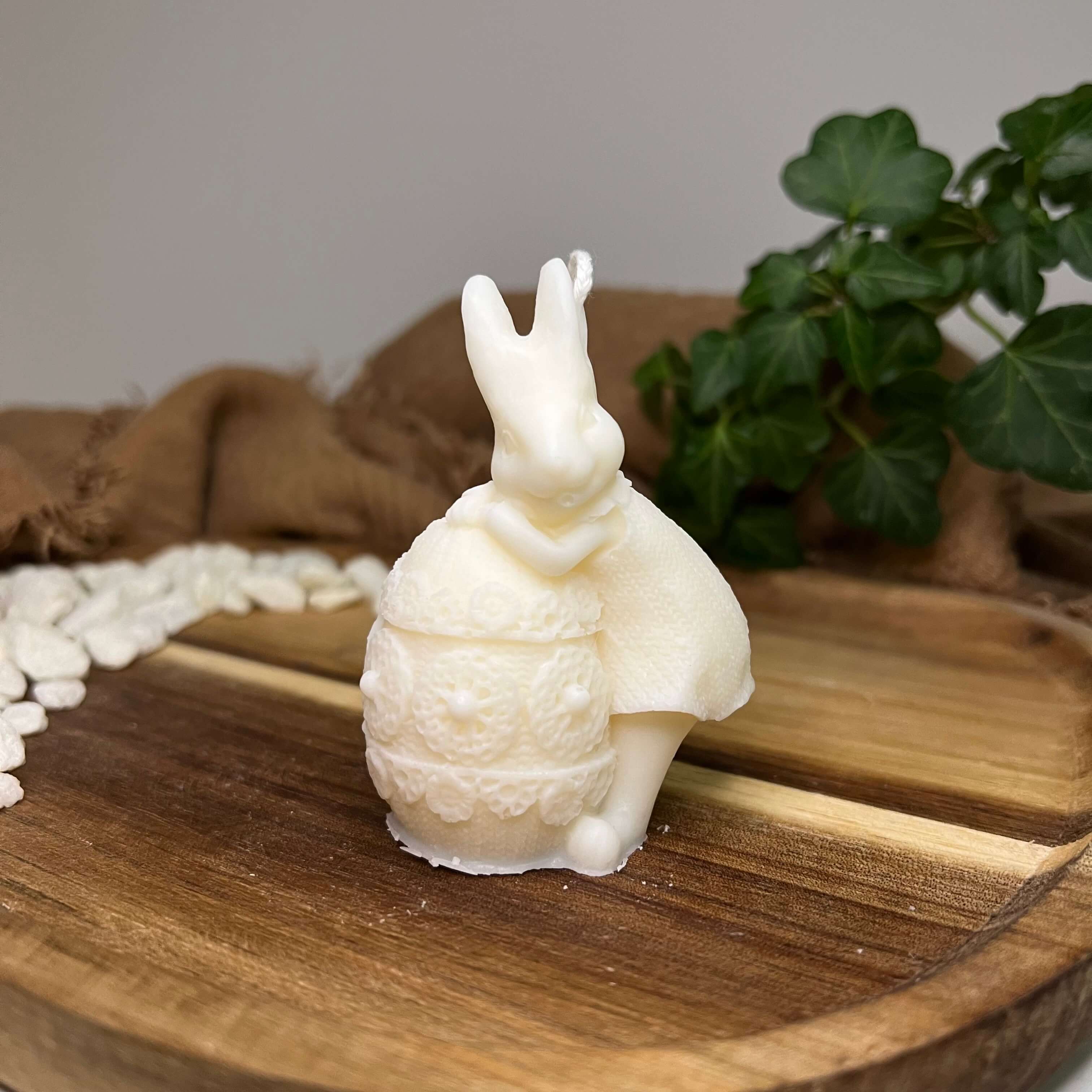 Hier sieht man unsere Fluffy Bunny Nest Egg Kerze. Mit ihrem Osterhasen und Osterei Design ist sie perfekt als Dekoration geeignet. Sie sieht elegant und ästhetisch aus. In weiß.