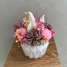 Weiße Schneeflocke aus Sojawachs in der Mitte des Arrangements.