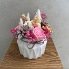 Seitliche Perspektive des Jesmonite-Pots mit Wachsblumen-Bouquet.