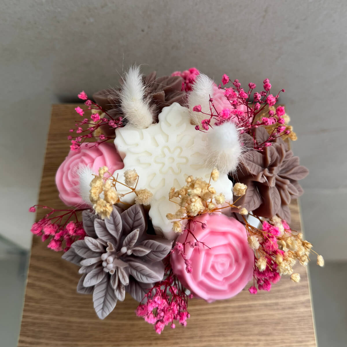 Bouquet im warmen Tageslicht, das die Farben besonders hervorhebt.