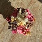 Draufsicht auf das Frosted Blossom Bouquet mit Wachsblumen und Schneeflocke aus Sojawachs.