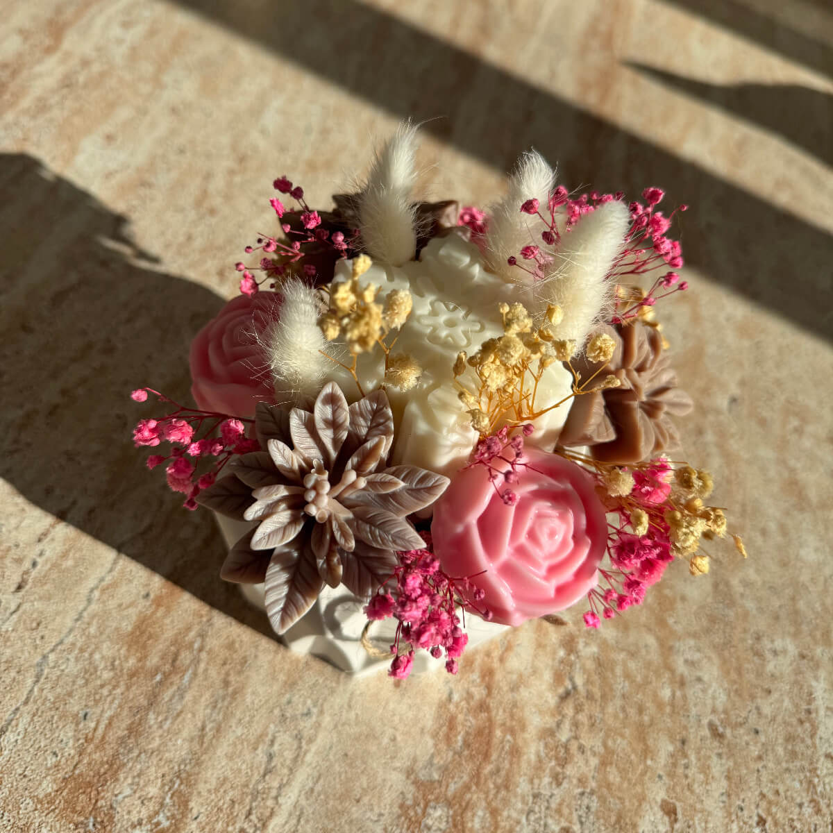 Detailaufnahme der zarten Wachsblumen und Trockenblumen im Bouquet.