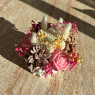 Detailaufnahme der zarten Wachsblumen und Trockenblumen im Bouquet.