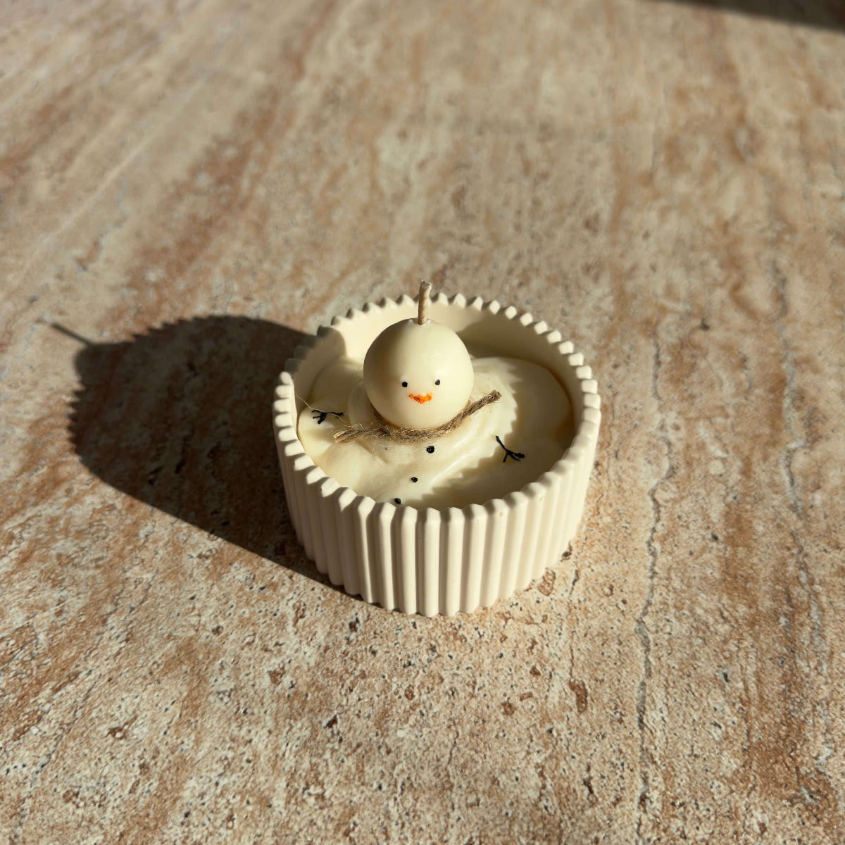 Winterliche Sojawachs-Kerze Frosty’s Melt Moment als dekoratives Element