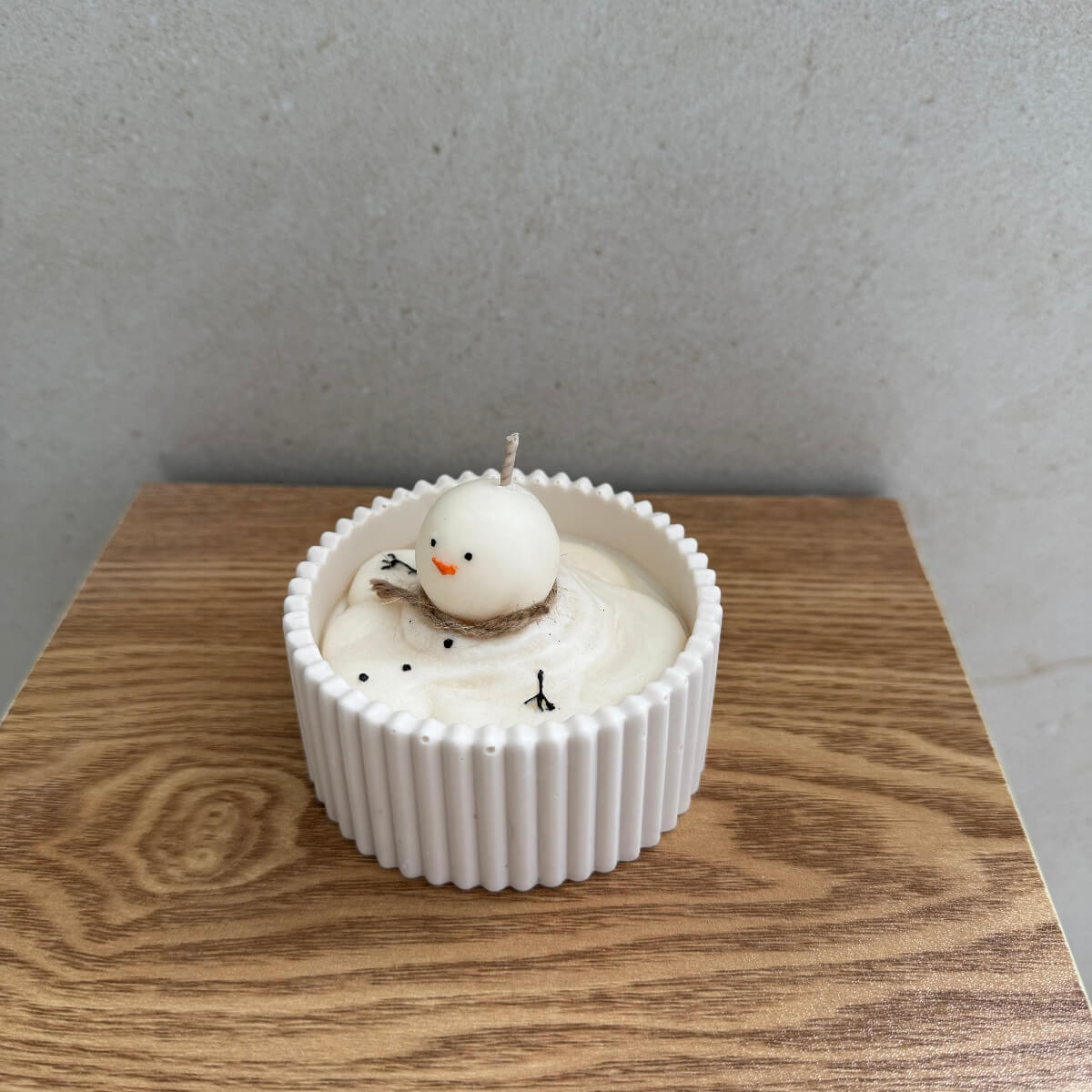 Komplette Ansicht der Schneemann-Kerze Frosty’s Melt Moment in geriffelter weißer Schale