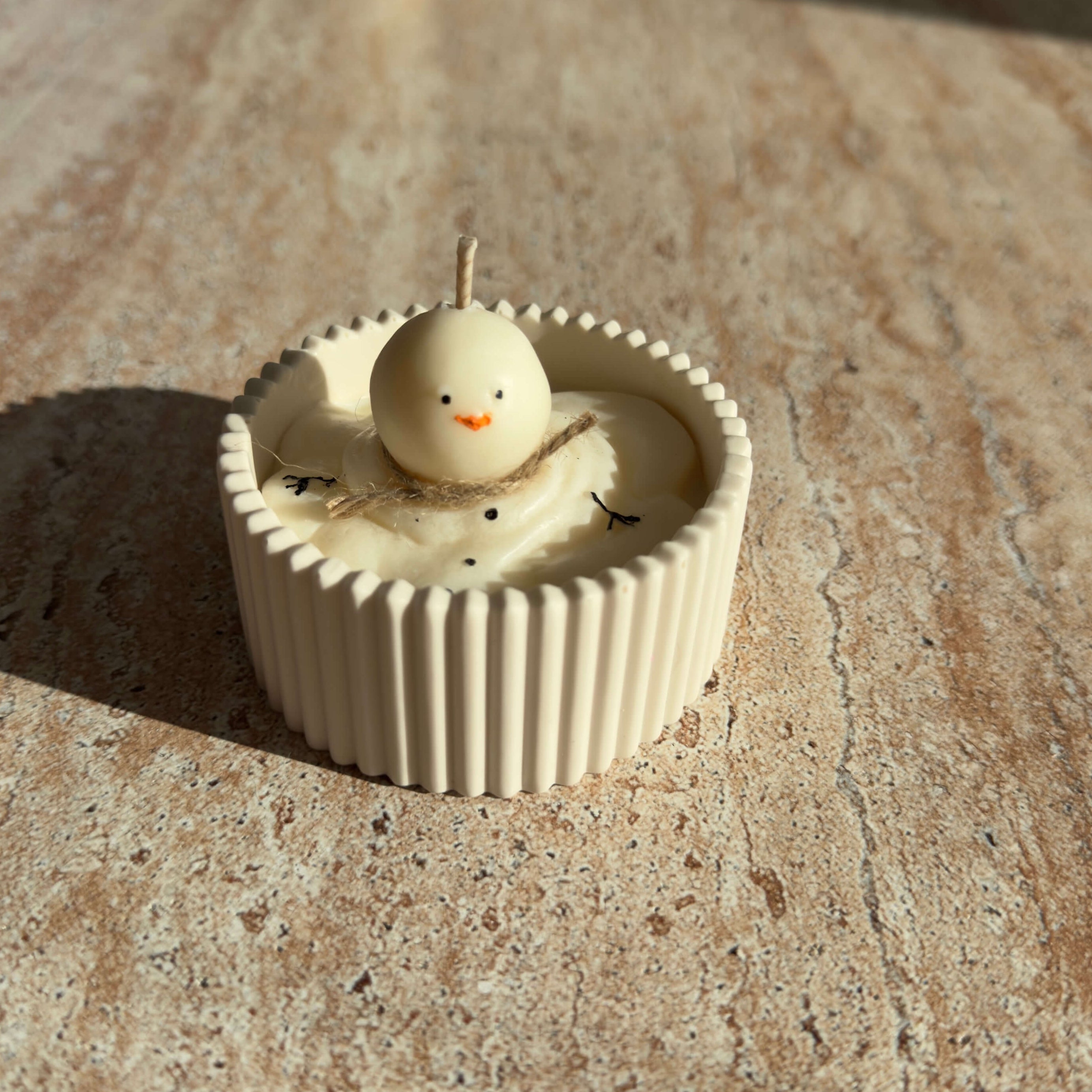 Detailaufnahme des schmelzenden Schneemanns der Frosty’s Melt Moment Kerze