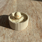 Detailaufnahme des schmelzenden Schneemanns der Frosty’s Melt Moment Kerze