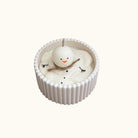 Handgemachte Schneemann-Kerze Frosty’s Melt Moment in weißer Keramikschale auf Holztisch