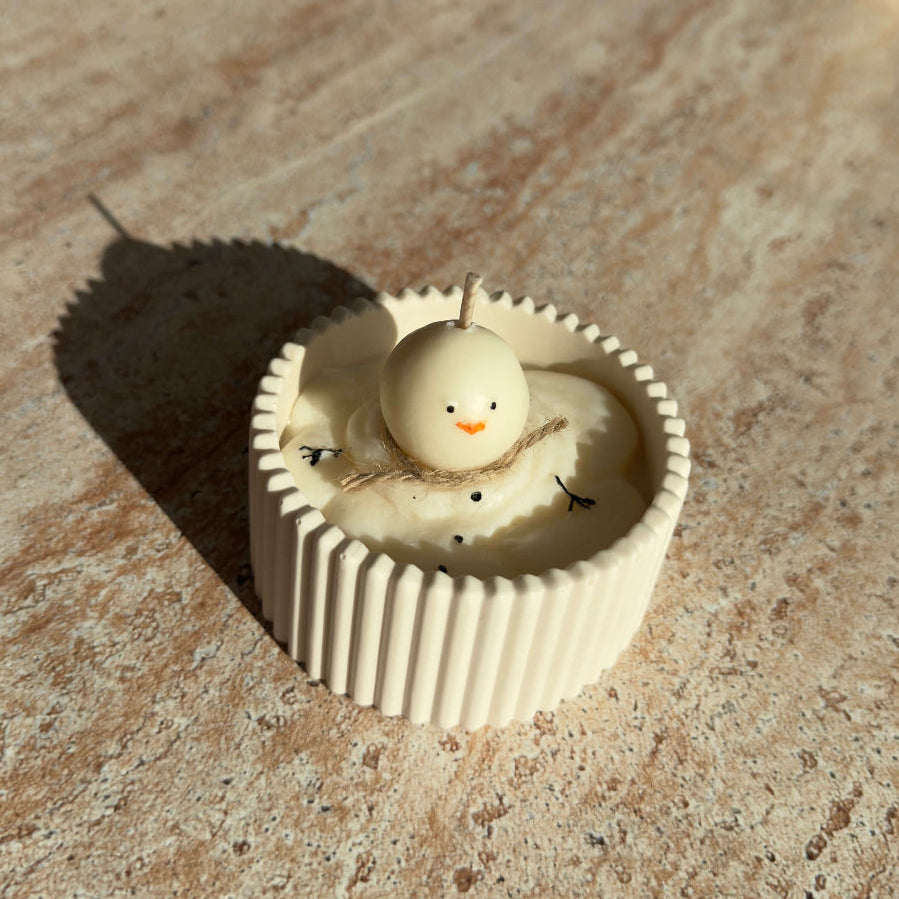 Ästhetische Winteraufnahme der handgegossenen Schneemann-Kerze Frosty’s Melt Moment