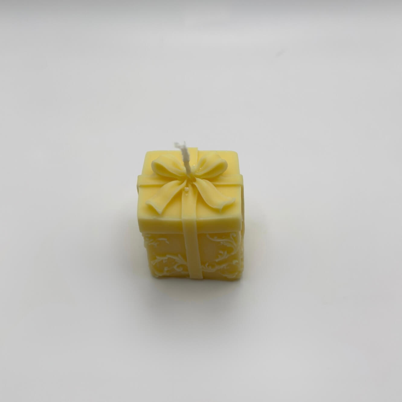 Die “Magic Gift” Kerze in Gelb strahlt Fröhlichkeit und Eleganz aus. Handgefertigt aus reinem Sojawachs, kombiniert sie Nachhaltigkeit mit einzigartigem Geschenkbox-Design – ideal für entspannende Stunden.