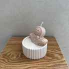 Komplette Gingerbread Bath Kerze mit weißem Wachs, Lebkuchen-Elementen und festlicher Weihnachtsdekoration – handgegossen bei Sym Aesthetics.