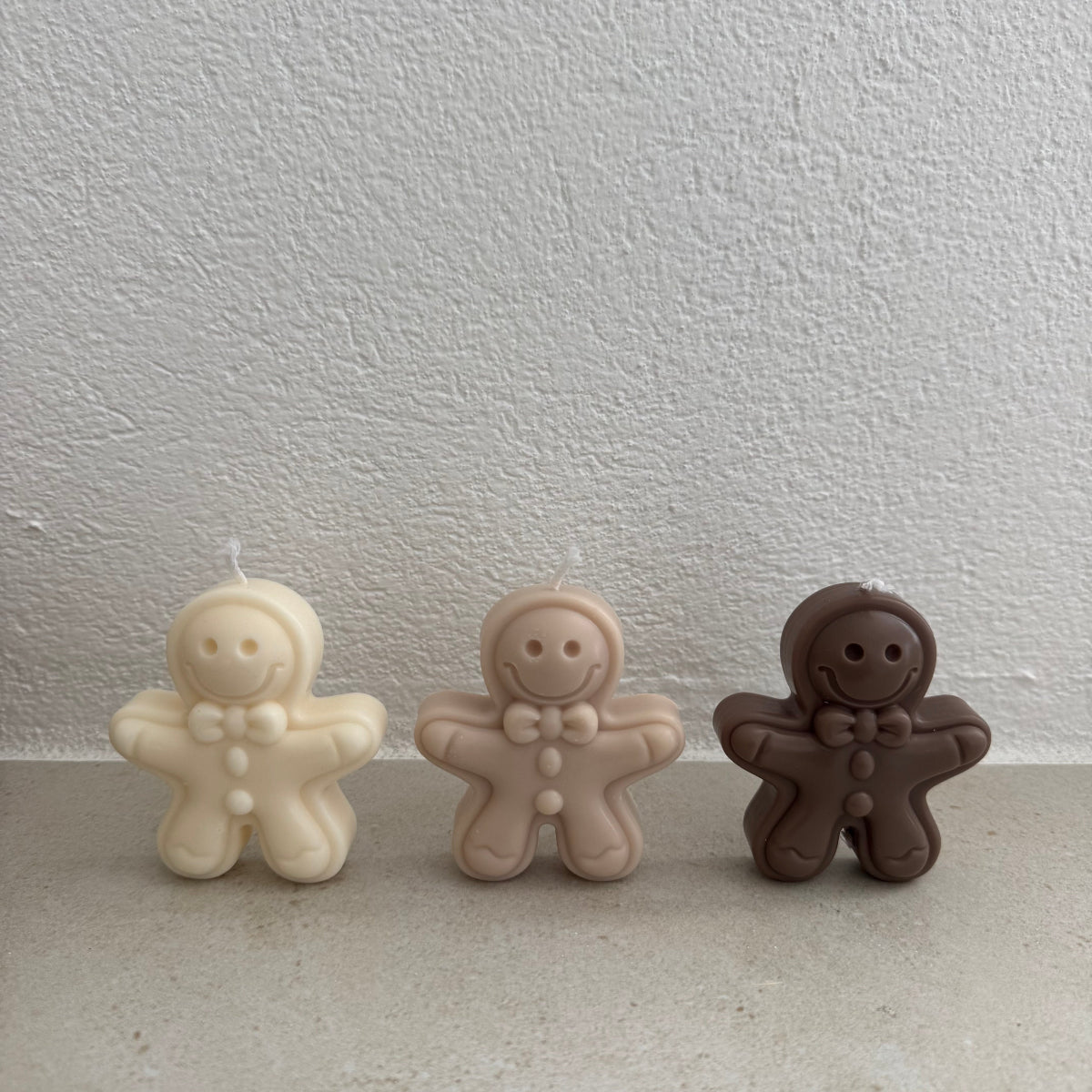 „Gingerbread Trio komplett arrangiert in der Schale – Weihnachtsdeko von Sym Aesthetics.“