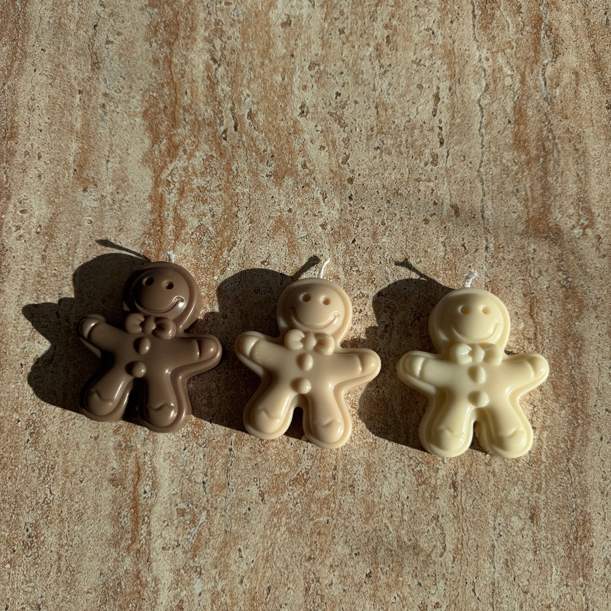 „Nahaufnahme des Gingerbread Trios in der Schale – winterliche Detailansicht.“