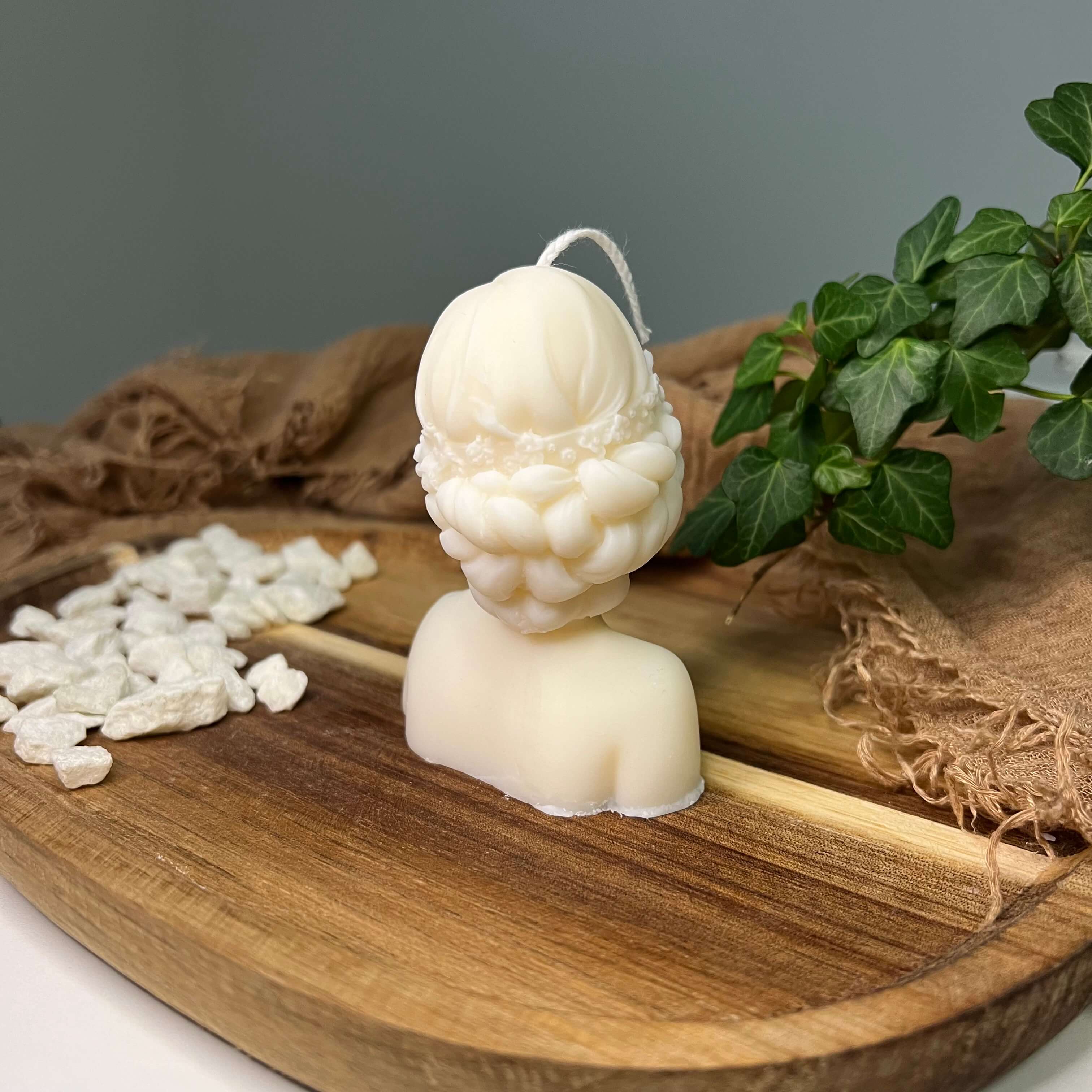 Dargestellt ist hier die Glamourous Lady Kerze. Mit ihrem Frau-Design ist sie perfekt als Geburtstagsgeschenk, Weihnachtsgeschenk, Ostergeschenk oder Hochzeitsgeschenk geeignet. Diese Duftkerze strahlt puren Luxus aus.