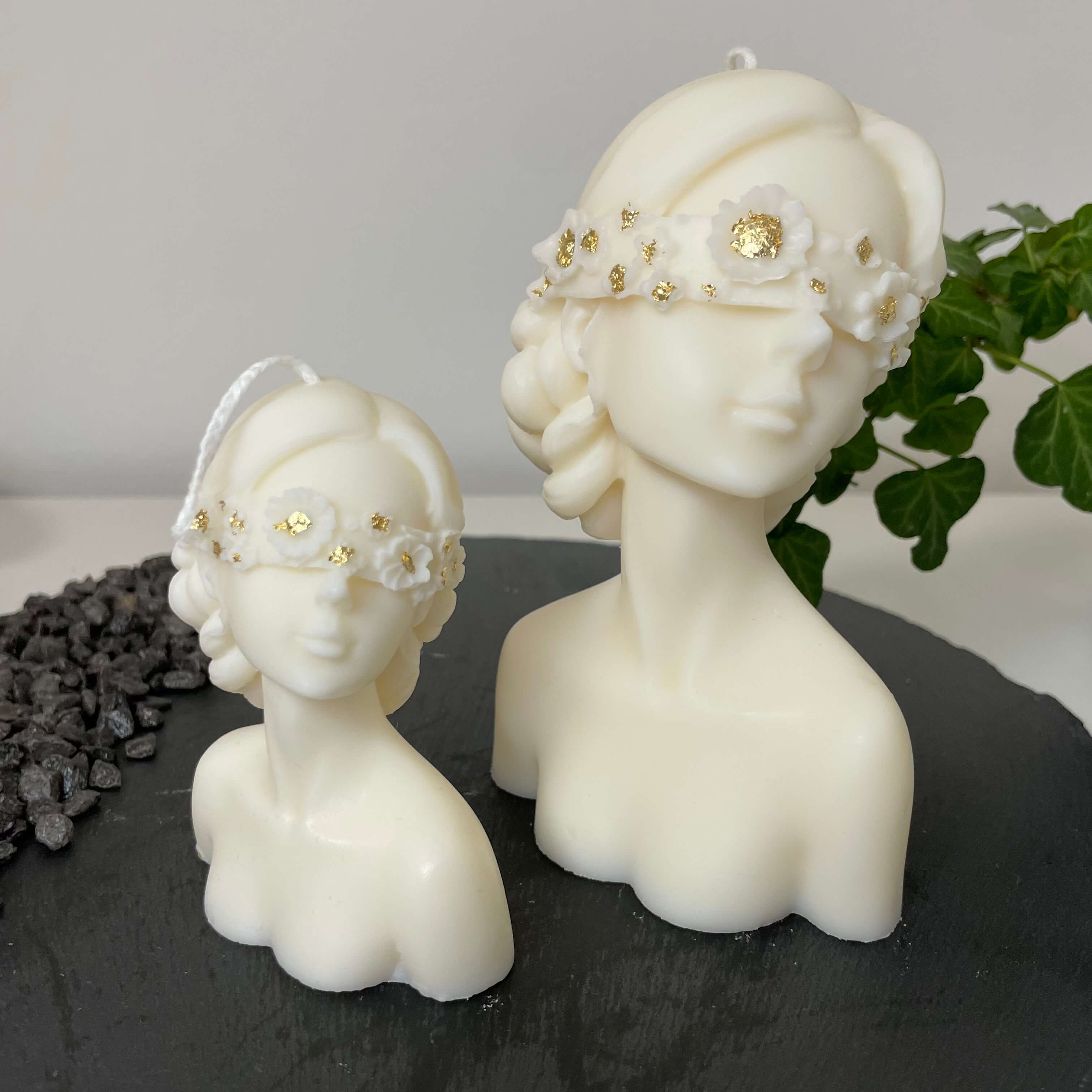 Auf diesem Bild sieht man unsere Glamourous Lady Kerze in Groß. Sie ist handgemacht aus Bio Sojawachs. Zudem ist sie nachhaltig, vegan und umweltfreundlich. In der Farbe weiß-gold.