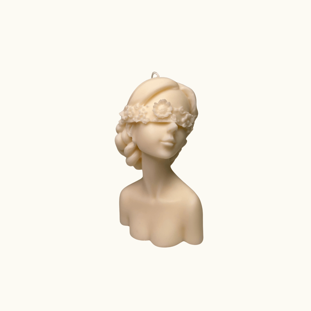 Auf diesem Bild sieht man unsere Glamourous Lady Kerze in Groß. Sie ist handgemacht aus Bio Sojawachs. Zudem ist sie nachhaltig, vegan und umweltfreundlich.