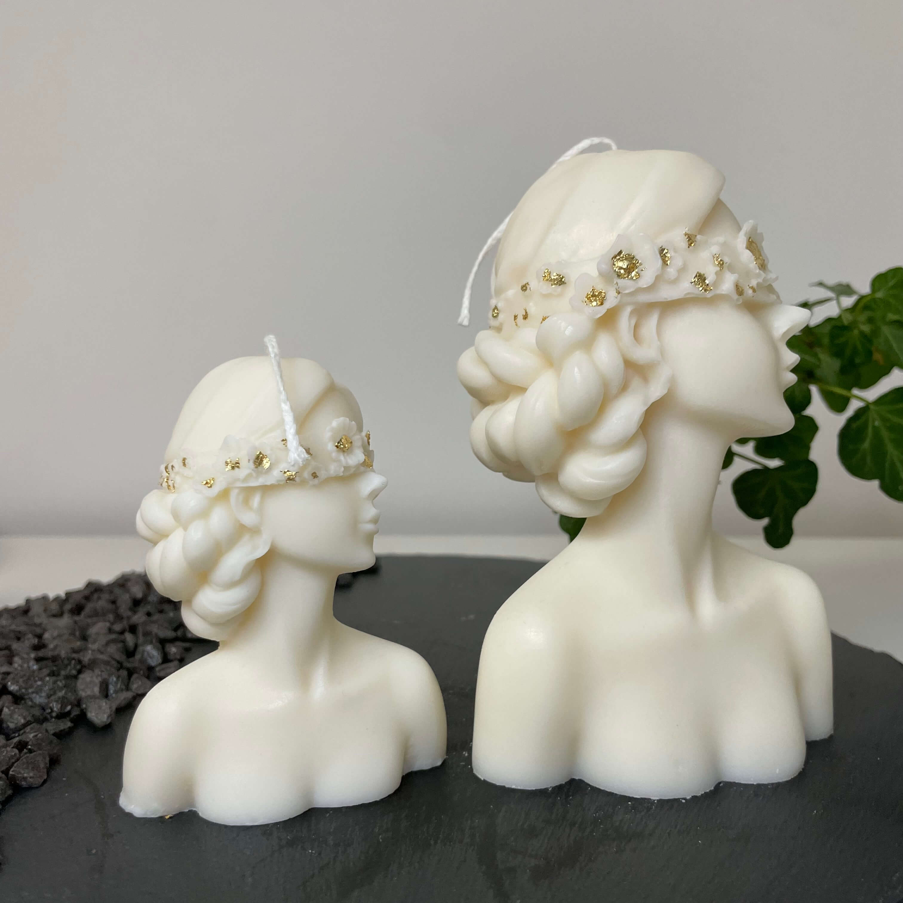 Hier sieht man unsere Glamourous Lady in Groß. Diese Frau Kerze ist perfekt als Dekoration geeignet mit ihrem eleganten und ästhetischen aussehen. Handgefertigt aus hochwertigem Sojawachs. Farbe weiß-gold.