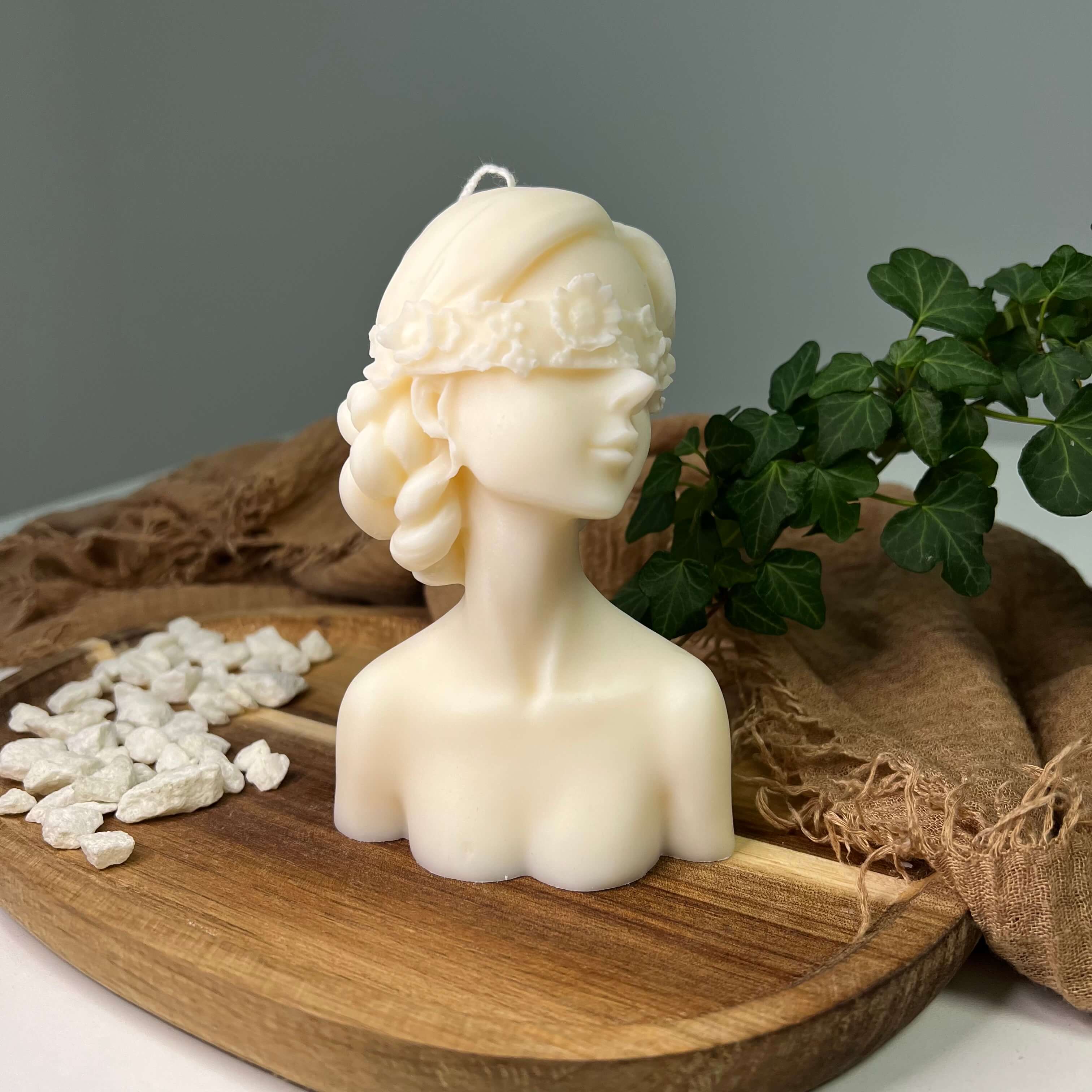 Hier sieht man unsere Glamourous Lady in Groß. Diese Frau Kerze ist perfekt als Dekoration geeignet mit ihrem eleganten und ästhetischen aussehen. Handgefertigt aus hochwertigem Sojawachs.