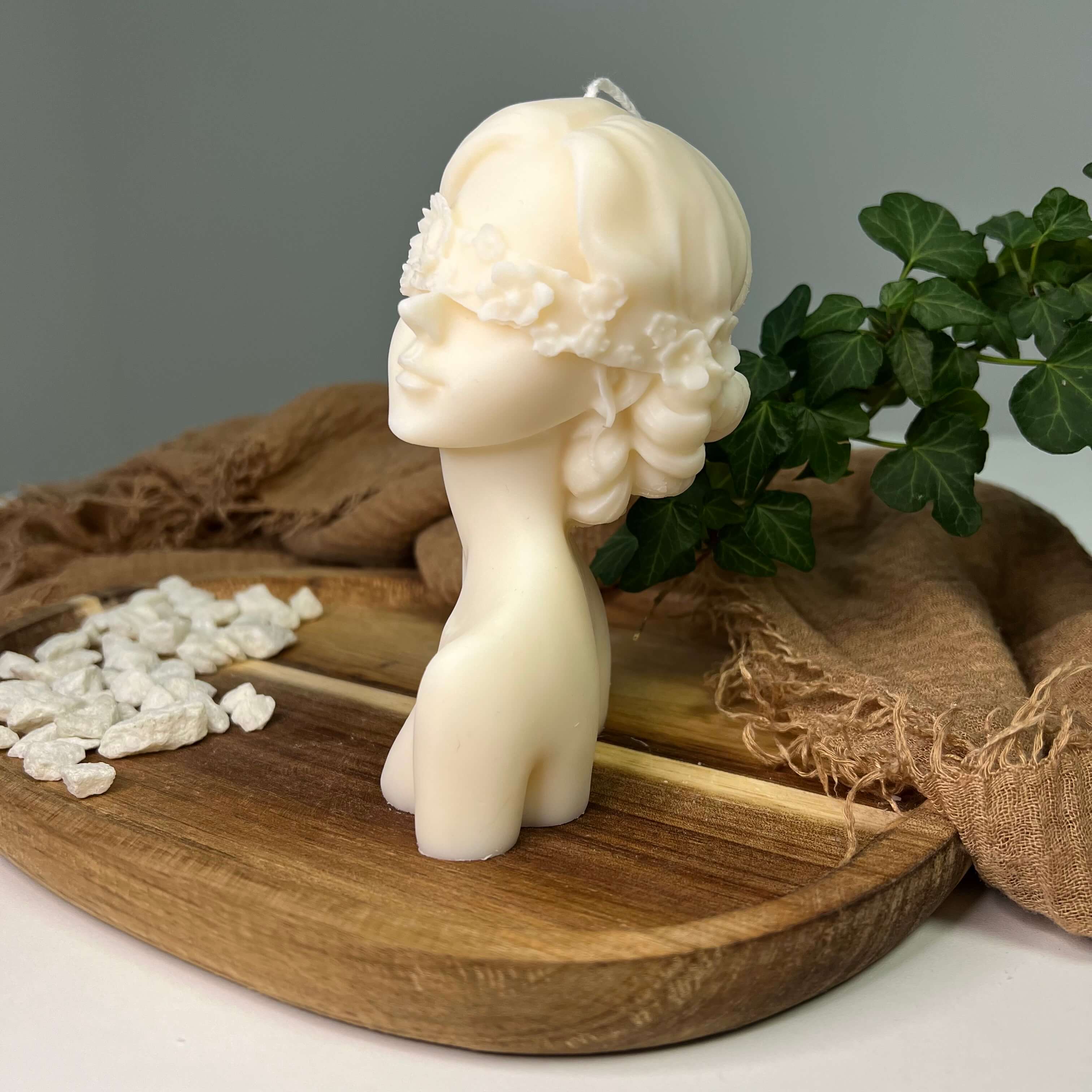 Die Glamourous Lady Kerze in Groß ist in verschiedenen Düften erhältlich. Die Düfte haben einen angenehmen und beruhigenden Geruch. Perfekt für entspannte und gemütliche Tage.