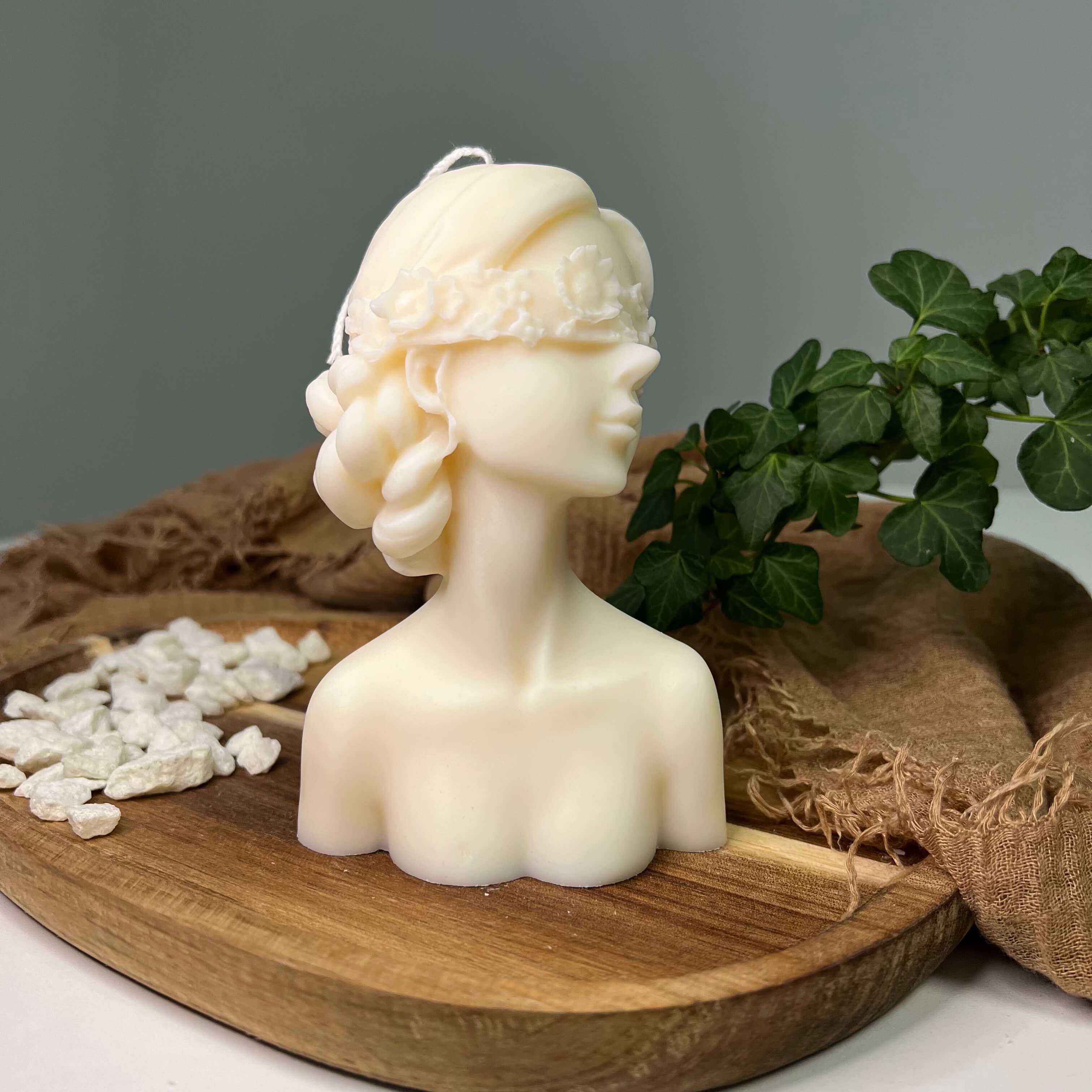 Die Glamourous Lady Duftkerze in Groß ist ideal als Weihnachtskerze, Osterkerze oder Verlobungskerze und Hochzeitskerze geeignet. Mit ihrem einzigartigen Design ist sie eine perfekte Deko. Handgemacht aus nachhaltigem Sojawachs in Deutschland.