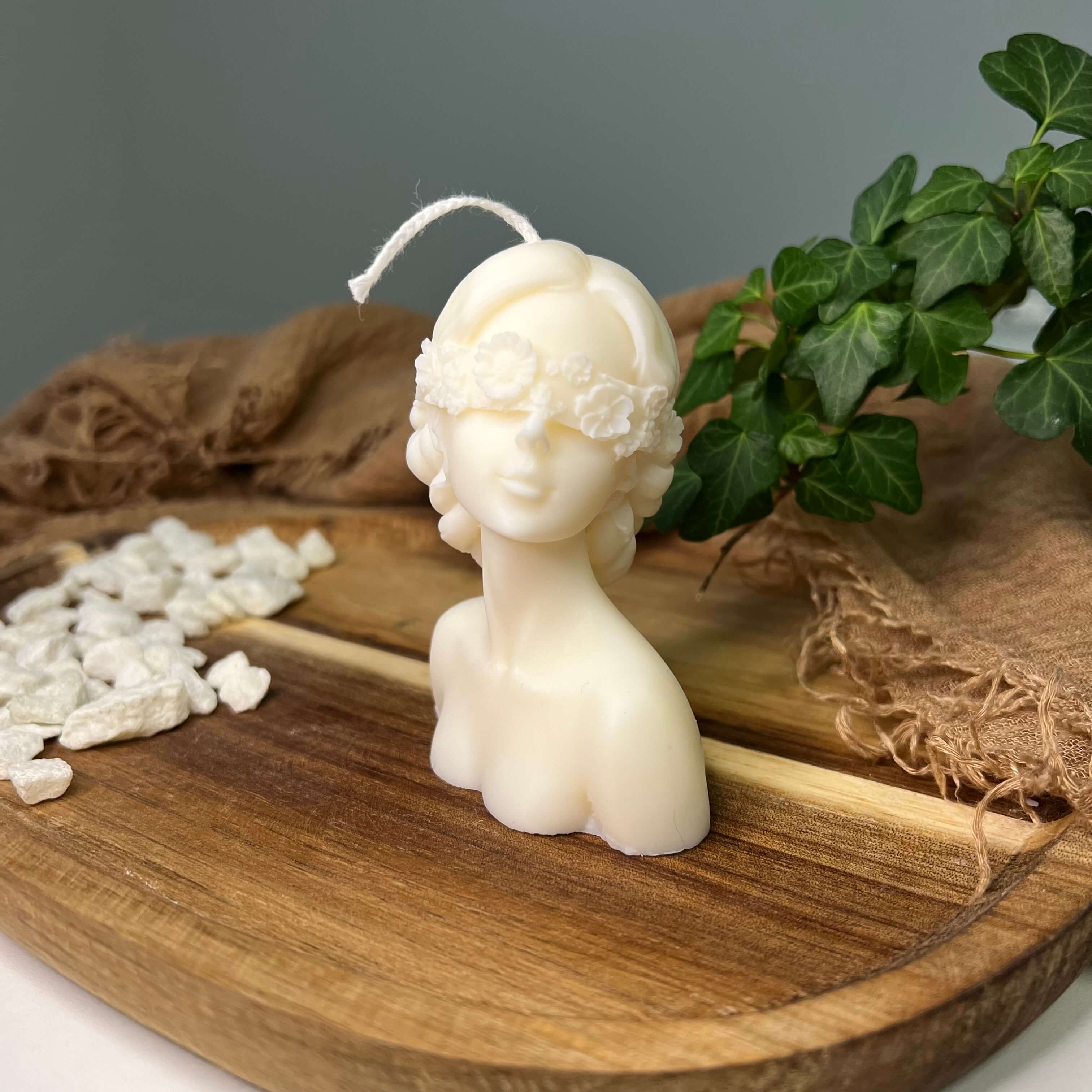 Unsere Glamourous Lady Kerze. Diese Damen Kerze ist einzigartig und Stilvoll. Sie ist eine Designerkerze aus Sojawachs. Ein wahres Unikat.