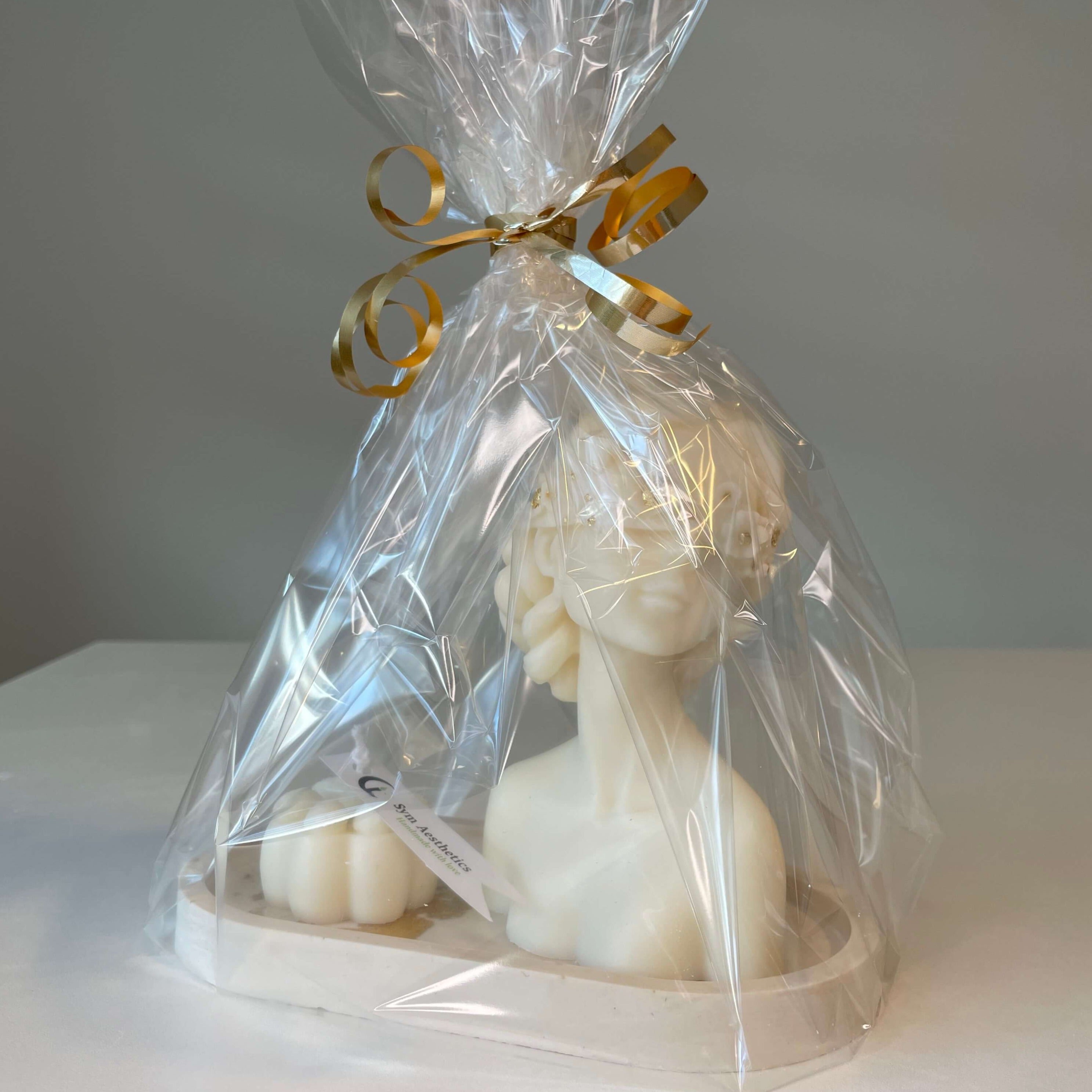 Das Glamourous Pet Harmony Bundle, bestehend aus Sojawachs Kerzen und einem Jesmonite Untersetzer ist perfekt als Gastgeschenk, Geburtstagsgeschenk, Ostergeschenk und Weihnachtsgeschenk geeignet. Dank dem einzigartigen und stilvollen Design auch für Valentinstag ideal.