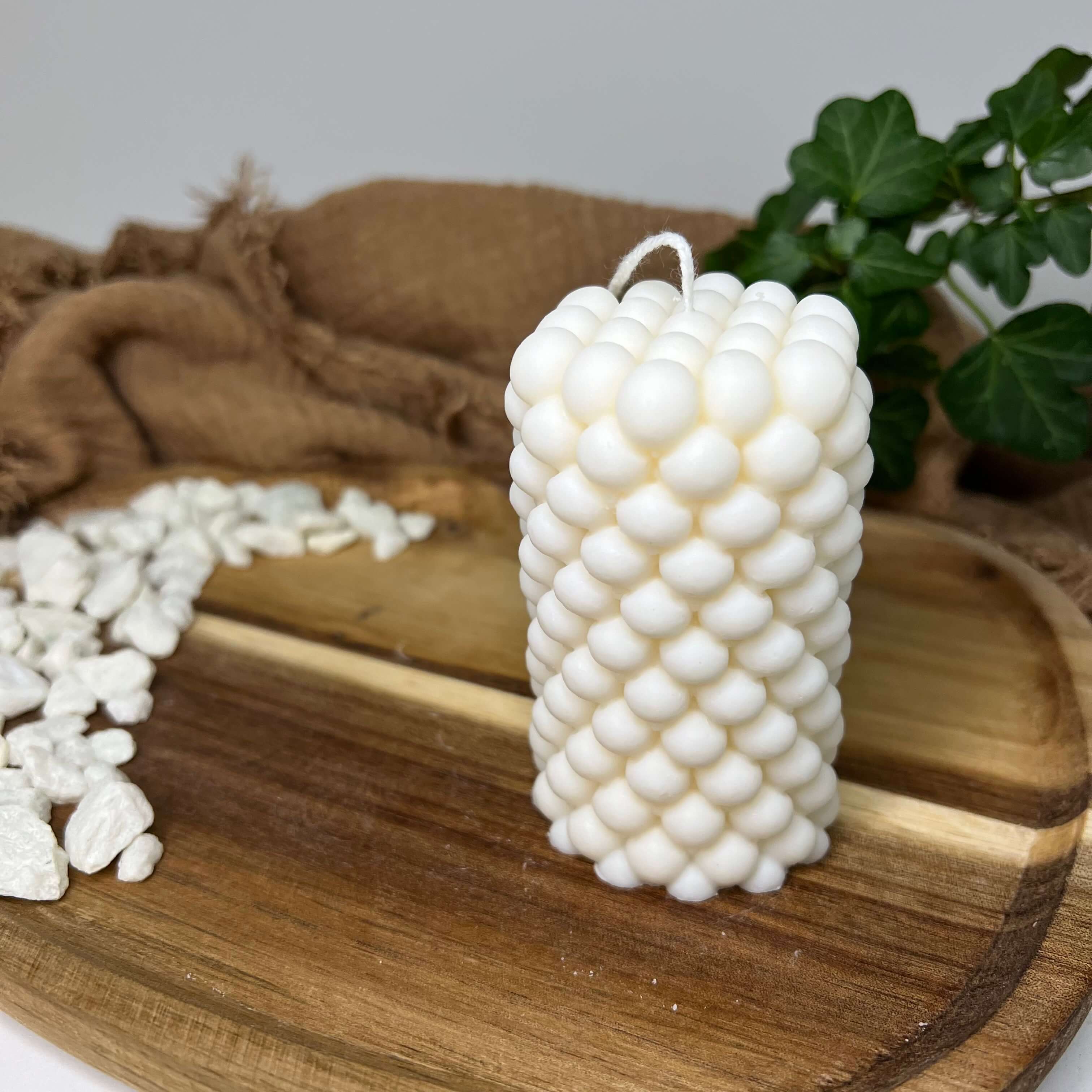 Unsere Gleaming Bubble Altitude Duftkerze. Diese Kerze mit einzigartigem Bubble Design ist in verschiedenen Düften erhältlich. Die Düfte haben einen angenehmen und beruhigenden Geruch. Sie ist ideal für entspannte und gemütliche Abende.