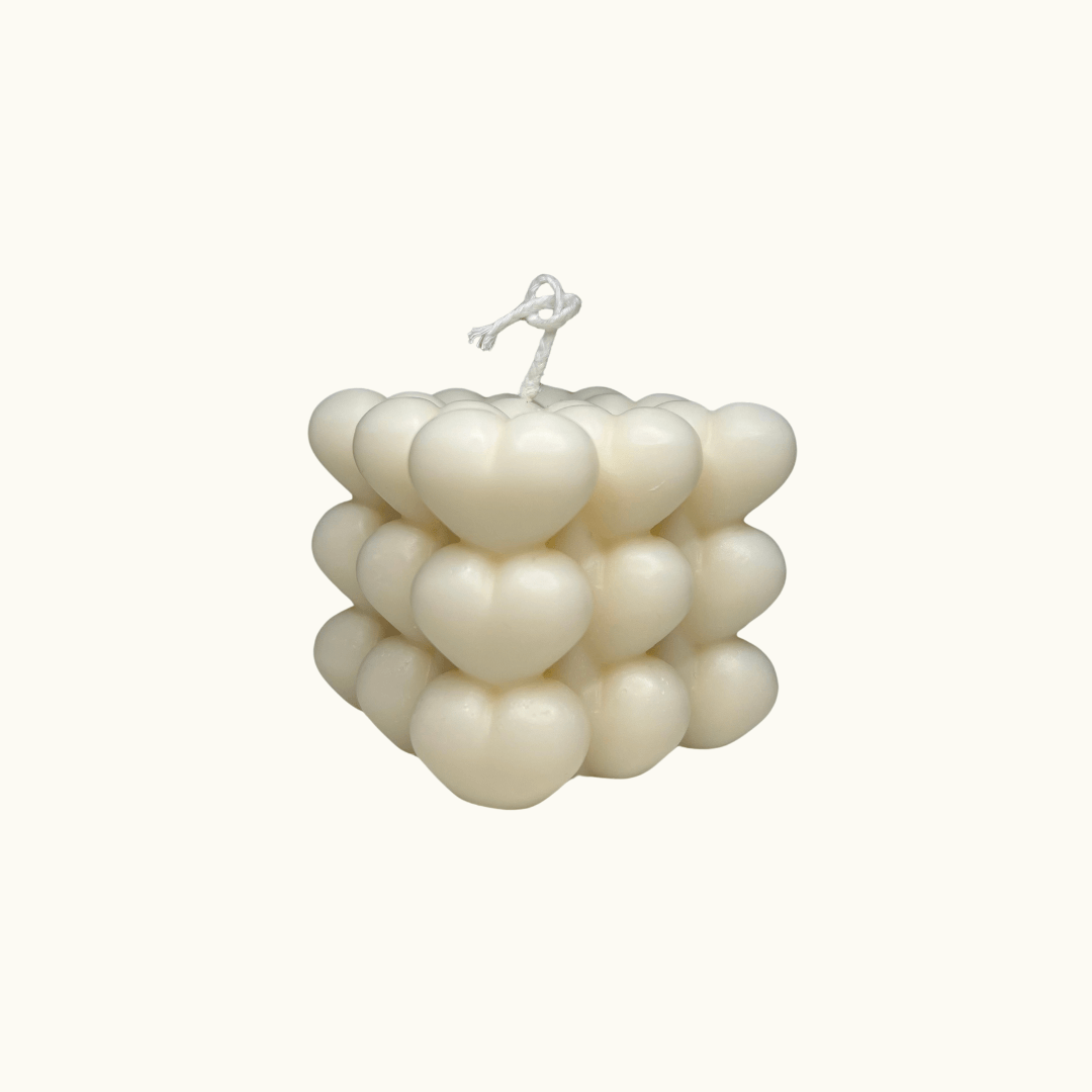 Auf diesem Bild sieht man unsere Gleaming Bubble Altitude Heart Kerze. Sie ist handgemacht aus Bio Sojawachs. Sie ist auch nachhaltig, vegan und umweltfreundlich.