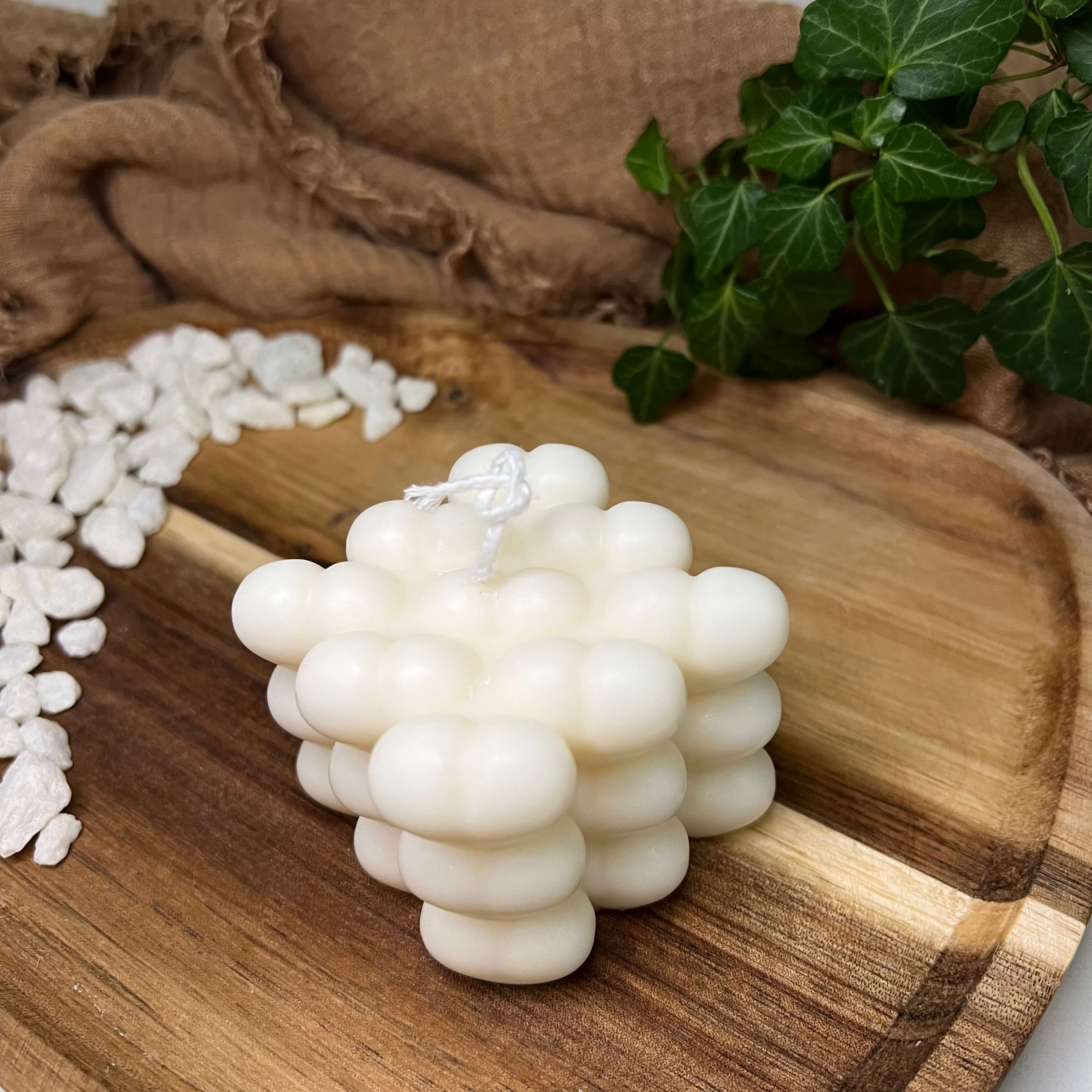 Unsere Gleaming Bubble Altitude Heart Kerze ist das perfekte Ostergeschenk, Weihnachtsgeschenk und Gastgeschenk. Das Bubble Herz Design ist auch perfekt geeignet für Valentinstag.