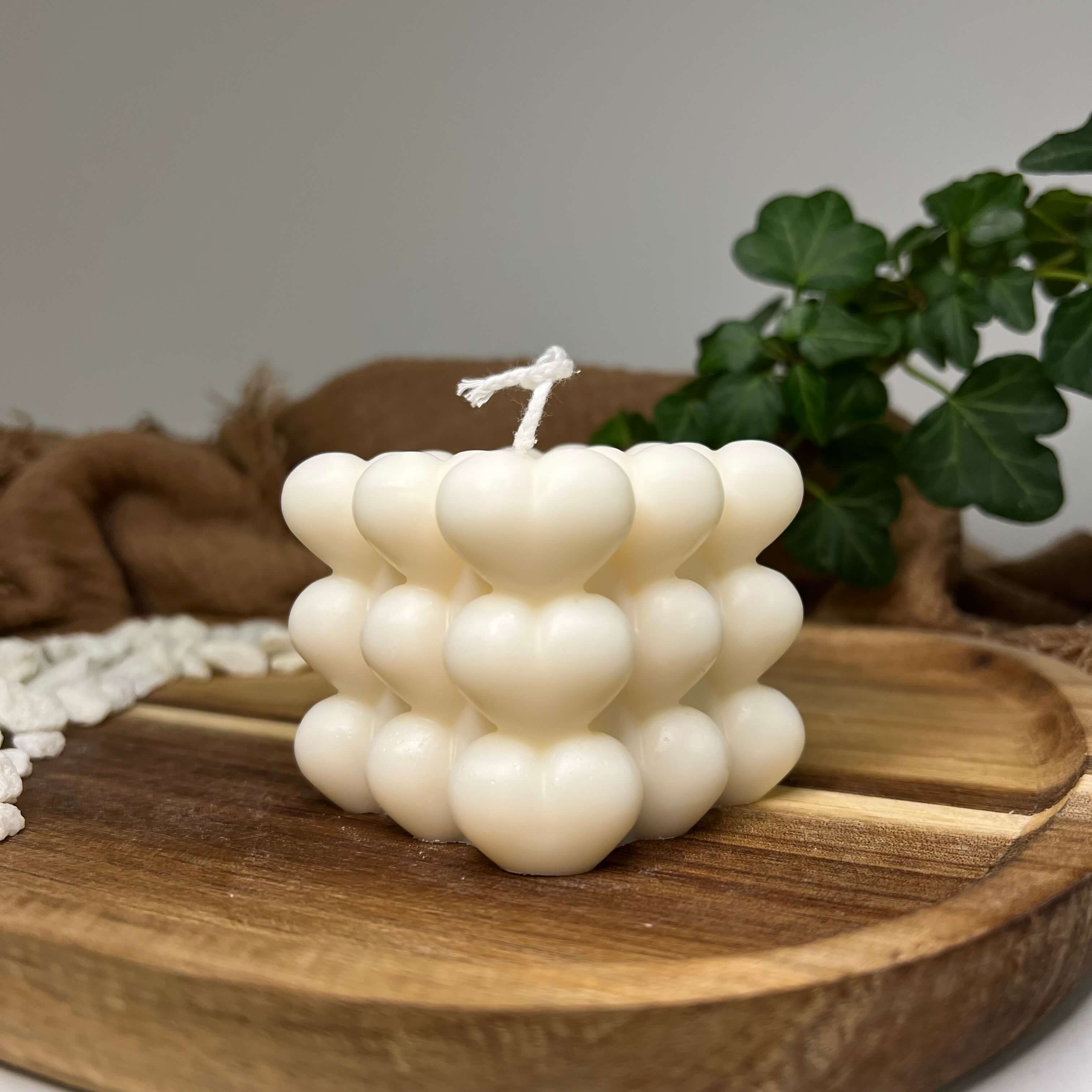 Hier sieht man unsere Gleaming Bubble Altitude Heart Kerze. Diese Bubble Kerze ist die perfekte Dekoration für jedes Zuhause. Sie sieht Stilvoll und ästhetisch aus. Außerdem ist sie elegant und einzigartig. Handgefertigt aus hochwertigem Sojawachs.