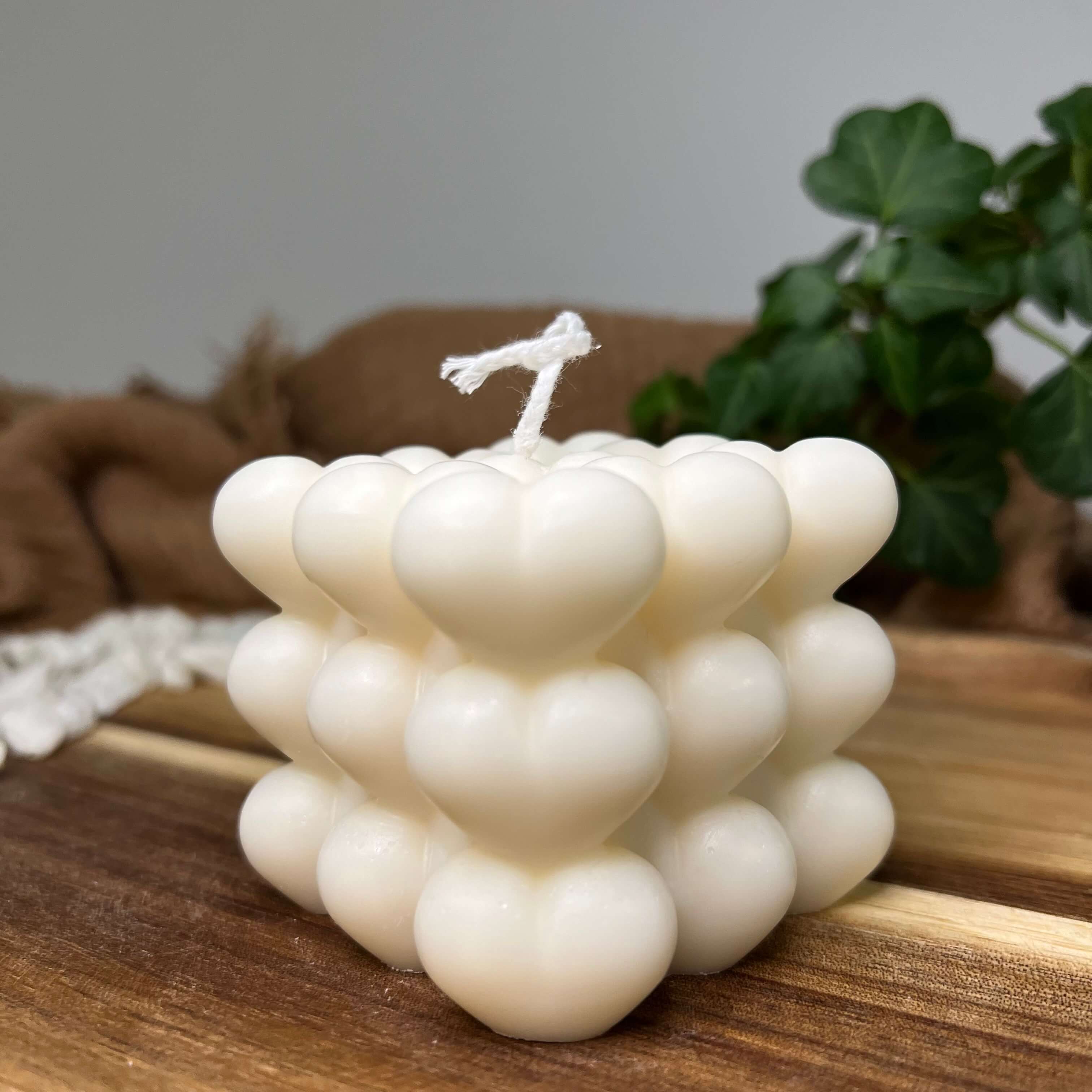 Unsere Gleaming Bubble Altitude Heart Duftkerze. Diese Kerze mit einzigartigem Bubble Design ist in verschiedenen Düften erhältlich. Die Düfte haben einen angenehmen und beruhigenden Geruch. Sie ist ideal für entspannte und gemütliche Abende.