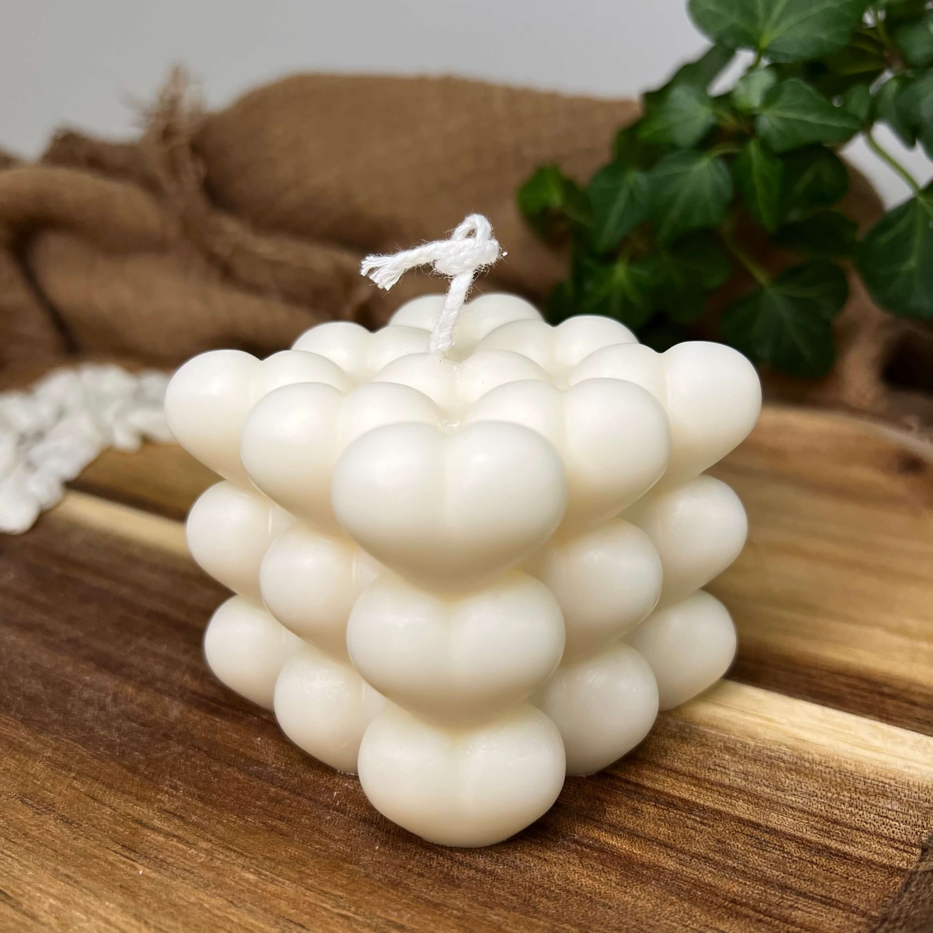 Die Gleaming Bubble Altitude Heart Kerze. Sie ist perfekt als Osterkerze, Weihnachtskerze, Hochzeitskerze und Geburtstagskerze geeignet mit ihrem einzigartigen Bubble Herz Design. Sie ist handgemacht aus hochwertigem Sojawachs.