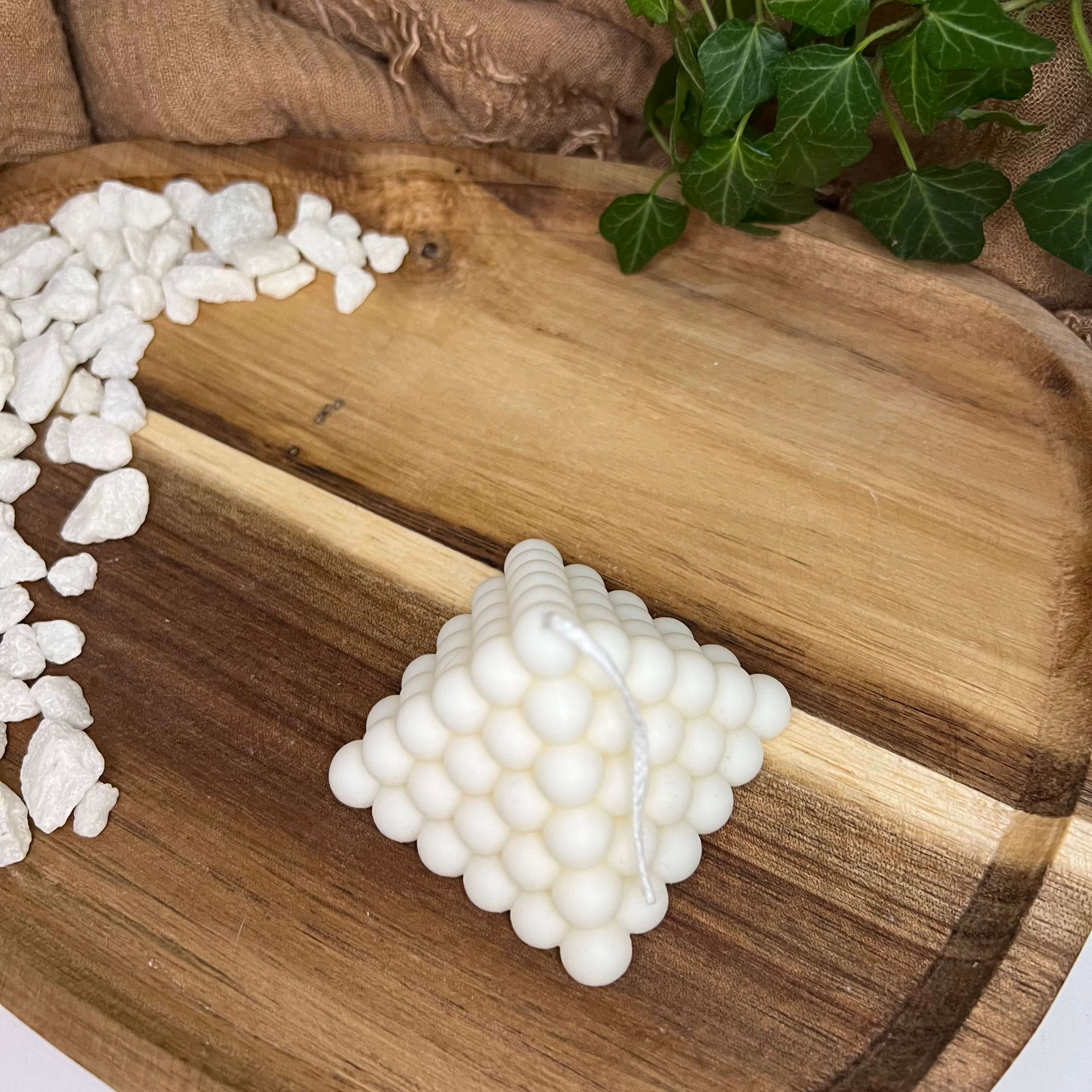 Die Gleaming Pyramid Bubbles Kerze ist das perfekte Geschenk. Egal ob Ostern, Weihnachten, Hochzeiten oder Verlobungen. Es ist auch das ideale Gastgeschenk.